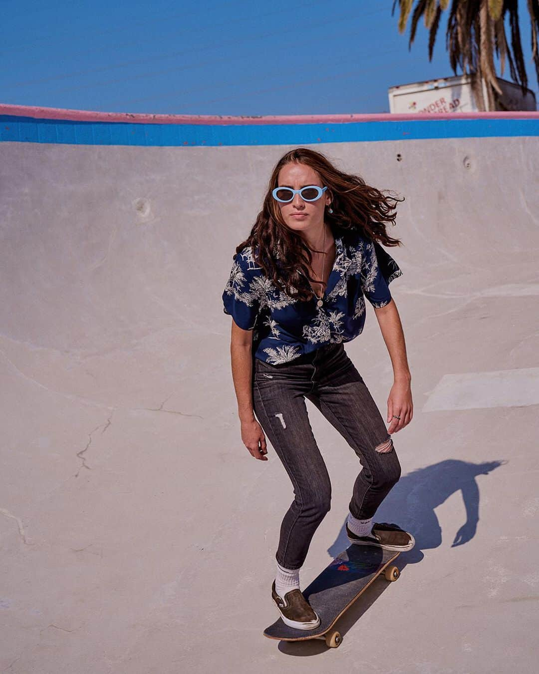 コモノさんのインスタグラム写真 - (コモノInstagram)「Ahead of the curve 🛹⁣ During the late seventies and early eighties, one of the worst droughts in L.A.’s history occurred which drained hundreds of backyard pools all dotted around the city. These pools formed the backdrop for a group of teenagers who used the steep, smooth pools to introduce a new fashion of skateboarding. Characterized by a low-center-of gravity, surf-style attacks, this new style soon developed into a global craze which until today remains the base of modern skate culture.⁣⠀⁠⠀ ⁣.⁠⠀ .⁠⠀ #ss20 #ss2020collection #sunglasses #sunglassesfashion #pinkmotel #pooldesign #colorpool #pinkaesthetic #blueaesthetic #motel #summercollection #sunglasses2020 #2020collection #skatepool #poolskating #skateboard #skategirl #skategirls #lightblue #bluesunglasses #motelcalifornia #californiaadventure #palmtrees #concretepool #emptypools #emptypool #sunskate #sunbath #komono⁣⠀⁠⠀」2月16日 19時29分 - komono