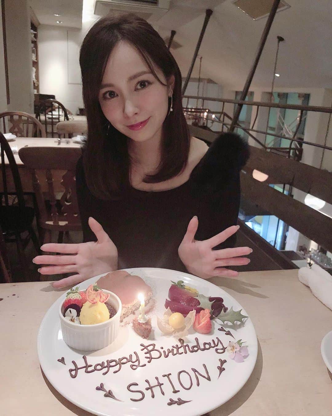 黒澤詩音のインスタグラム：「*﻿ #バースデープレート 🎂﻿ ﻿ まいちゃんさやちゃんといつもの3人組♥️﻿ ﻿ 先日、サプライズ！可愛いプレートを用意してくれていました🥺♥️そしてプレゼントは、なんと！ちょうど欲しいと思っていたものでびっくり！さすがです♥️﻿ ﻿ 可愛いお姉さん2人との女子会がいつも楽しみ！﻿ 2人ともありがとう🙈💕﻿ ﻿ ﻿ #omotesando #dinner #birthday﻿」
