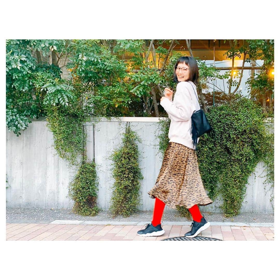 のインスタグラム：「笑ったり、泣いたり。 人生って色々忙しい。w 昨日は沢山泣いたから、今日はその倍笑うぞ！ って事で、キック🥊仲間の応援行ってきます。 あ、前髪きった。 カラーもした。 ちょっと切りすぎたw あとあと、HERFFE BIG SWEAT入荷してます。 こっちのピンクベージュに派手目なピンクのスカートを合わせたくて絶賛探して中〜。 人気の定番スウェットの新色ぜひチェックしてみてください😜 #fashion #style  #outfits #ootd #herfee #herfee2020aw」