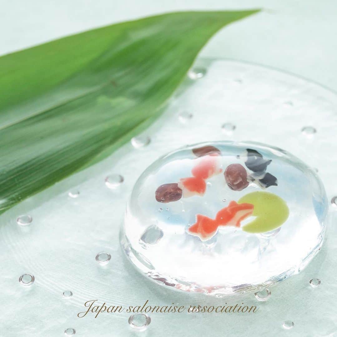 日本サロネーゼ協会さんのインスタグラム写真 - (日本サロネーゼ協会Instagram)「日本初❗️ 水菓子を極める『水菓子アート™️認定講師講座』 では、さまざまな水菓子の技術を学び極めることができます。  レインドロップ〜金魚鉢〜の回では、  アガーの扱い方な羊羹など、水菓子の基本についてしっかりと学んでいただけます。 透明感溢れるレインドロップは、海外でもいま話題のスイーツです。 想像以上にみずみずしく、ぷるんと弾ける口当たりが、病みつきになる水菓子です。  和菓子職人監修の水菓子アート™️認定講座は、6回12時間の中で、16個の水菓子を作りながら、40種以上の技術を習得することができる、今までにない新しい講座です。 【講座スタート】 自由が丘校　3/21(土)～ 芦屋校 　3/20(祝)～ 名古屋　4/18日(土)・19日(日) 福岡　　4/4日(土)・4/5日(日)  ５月までのスケジュールを公開中❗️ ご予約お待ちいたしております✨ . 🍀講座の詳細はこちら https://salone-ze.or.jp/jsa/13735/ 🌸ご予約はこちら https://web.star7.jp/reserve_new/mobile_yoyaku_101.php?p=82070c7275  #水菓子 ＃水菓子アート #和菓子#練りきり  #水菓子アート認定講座 #水菓子アート認定講師講座 #日本サロネーゼ協会 #水菓子好き  #japanesesweets  #japaneseconfectionery  #japaneseculture  #和菓子資格 #和菓子教室 #日本甜点  #練切」2月16日 11時21分 - japan.salonaise.association