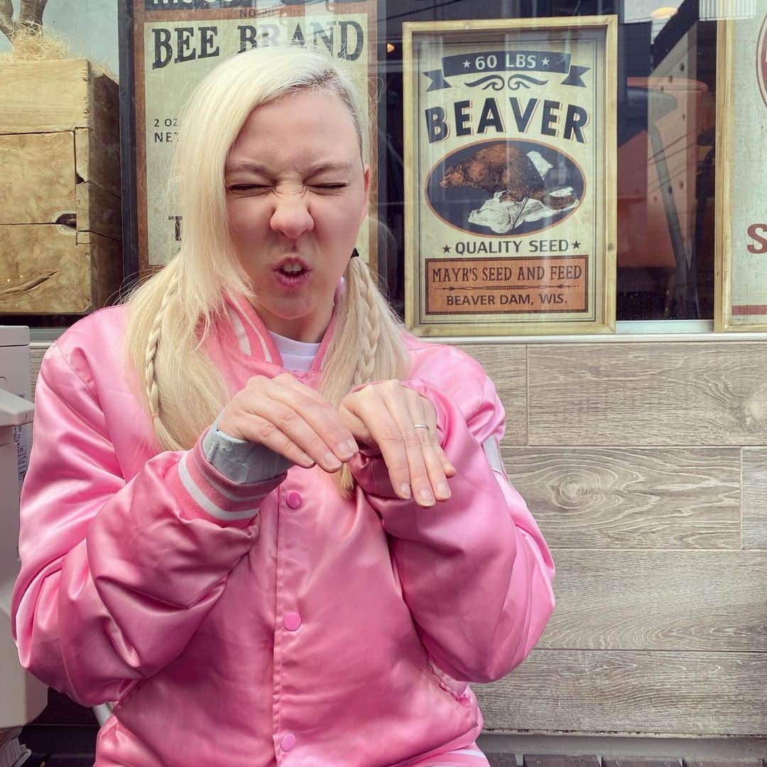 サイモンとマルティナのインスタグラム：「Martina here: it has been a rough few months now, not gonna lie. I’ve been forced to slow down to deal with these new #Dysautonomia symptoms on top of my hEDS and it is frustrating to WANT to work and achieve particular goals... but you just can’t, because you’ll make your health worse 🐌  Despite me trying my hardest to be healthy: weekly physio + the daily exercises/nighttime exercise, meds, a million vitamins, multiple health diaries, weather tracking, pre-planning, new treatments—the reality is...I just happened to be given the genetic lottery hand of being born with Ehlers-Danlos 🎲🤷🏼‍♀️ So what can I do about it? Well I’m gonna keep doing the things I love while trying to understand and accept my new limits. I’m gonna keep laughing and browsing the chronic illness memes because it helps me cope and be positive 🤪 I’m gonna #buildaladder in different ways, if I can’t do all the other things I used to do 🔮 Life hands us sudden changes and we have to learn to adapt or we’ll suffer much more in fighting against it. This incredible community has shown me on many occasions just how incredible and resilient people can be despite what life has handed them. Yes, I absolutely creep on the buildaladder hashtags 😂 and I see all you pushing on despite what life is throwing you. 🙇🏼‍♀️ Thank you for being role models and for showing me new ways to cope and build 💕」