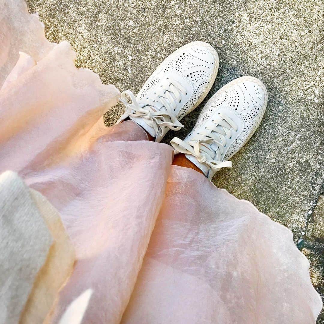のインスタグラム：「#NewShoes 💓 . . 春っぽいカッティングに 一目惚れした、 #pikolinos (@pikolinos_shoes )の #本革スニーカー ✨ . . 女の子らしい#スニーカー が 欲しかったから 嬉しいぃー💕💕💕😍 ↑女の子な年齢ではないけど🤣🙏 . . しかも！ . 手作業で丁寧に 作っている靴だけあって、 めっちゃくちゃ歩きやすくて 感動した♥️♥️♥️ . . 次の日違う靴履いたら より違いが分かって 可愛いくて歩きやすいって 神よねw🙏✨✨ . . . #ピコリノス#getcomfyandsmile#コンフォートシューズ#エシカルファッション#足元#はきやすい靴 #歩きやすい#シューズブランド#大人女子#大人カジュアル#春靴#靴#くつ#靴コーデ#足元コーデ#足元くらぶ#足元くらぶ部 #足元倶楽部#ママコーデ#ママファッション#アラサーコーデ#アラフォーコーデ」