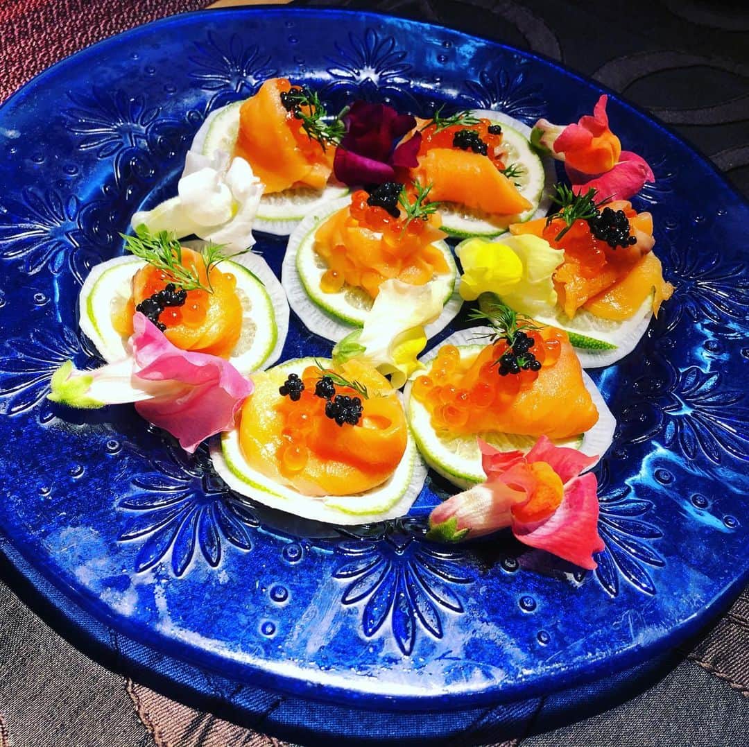 南早苗のインスタグラム：「昨晩は兄宅でディナーでした🍽 美由紀ねぇさんの手料理どーん💓 プロ並みの腕前😆 何度ほっぺたが落ちたことか✨ 案の定食べすぎました😅 ごちそうさまでした💕  #手料理　#ディナー　#口福　#お腹いっぱいにならなければいいのに　#と思うほど美味しかった　#男性陣はいつのまにか寝る　#女性陣はノンストップでおしゃべり　#楽しい夜　#料理上手　#見習いたい　#でもこうして近くに料理上手がいると甘えてしまう性分 #美由紀ねぇさんは聖火ランナー　#応援いこ」