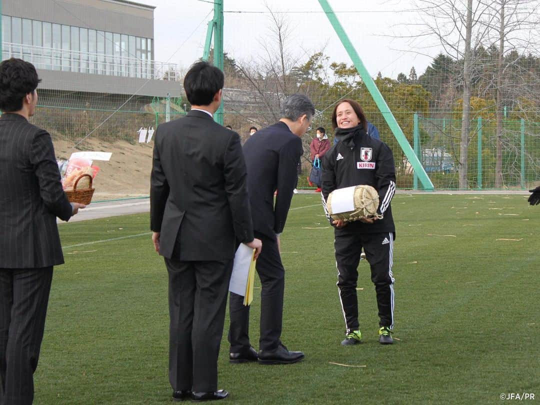 日本サッカー協会さんのインスタグラム写真 - (日本サッカー協会Instagram)「#福島県 より県産のお米と野菜をいただきました🌾🍓🍅🥬✨ ・ #東京オリンピック に向けて強い体を作るために、朝昼晩の食事で美味しくいただいています！ありがとうございます😊 ・ 2/15(土)に行われた贈呈式では、レプリカの米俵を受け取った高倉監督が、米俵を落としそうになるユーモラスな動きを披露すると、会場は笑顔に包まれました😄 ・ #nadeshiko #なでしこジャパン #daihyo #jfa #Jヴィレッジ」2月16日 11時48分 - japanfootballassociation