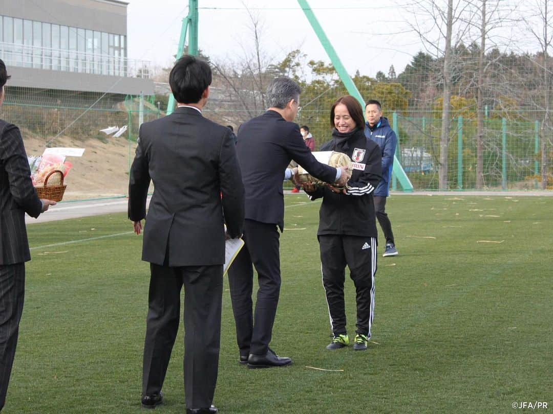 日本サッカー協会さんのインスタグラム写真 - (日本サッカー協会Instagram)「#福島県 より県産のお米と野菜をいただきました🌾🍓🍅🥬✨ ・ #東京オリンピック に向けて強い体を作るために、朝昼晩の食事で美味しくいただいています！ありがとうございます😊 ・ 2/15(土)に行われた贈呈式では、レプリカの米俵を受け取った高倉監督が、米俵を落としそうになるユーモラスな動きを披露すると、会場は笑顔に包まれました😄 ・ #nadeshiko #なでしこジャパン #daihyo #jfa #Jヴィレッジ」2月16日 11時48分 - japanfootballassociation