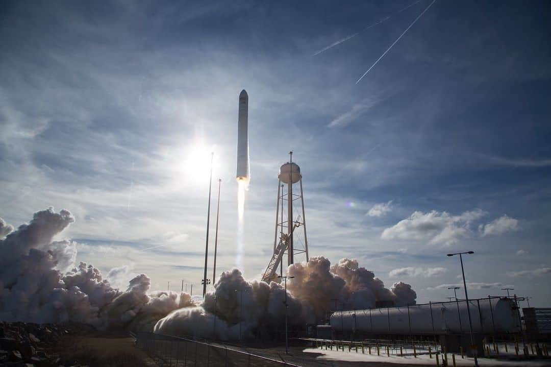 NASAさんのインスタグラム写真 - (NASAInstagram)「A Cygnus takes flight! 🦢 🚀 Northrop Grumman's Cygnus spacecraft launched today on a mission to deliver supplies to @iss.  Lifting off from our Wallops Flight Facility (@nasawallops) in Virginia, the spacecraft is carrying over 7,500 pounds of cargo and scientific investigations, including a new miniature scanning electron microscope,  a tissue and cell culturing facility and a study of the effects of microgravity on bacteriophages. On Tues., Feb. 18, it will arrive at the space station. Astronauts Andrew Morgan and Jessica Meir will use the Canadarm2 robotic arm to reach out and grapple the spacecraft.  Images Credit: NASA/Aubrey Gemignani  #launch #rocket #nasa #virginia #wallops #liftoff」2月16日 11時40分 - nasa