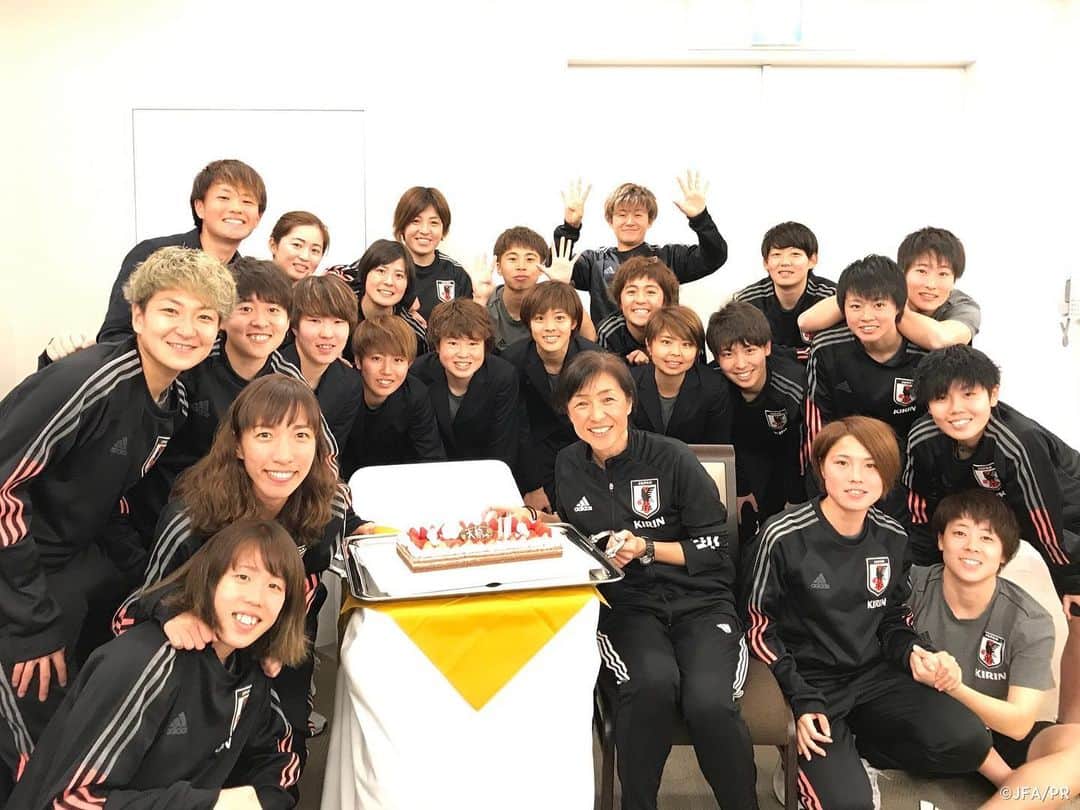 日本サッカー協会さんのインスタグラム写真 - (日本サッカー協会Instagram)「2月15日は#なでしこジャパン #大部由美 コーチの誕生日でした🎂🎉 大部コーチ、誕生日おめでとうございます☺️ ・ 夕食後には選手によるお祝いとケーキが振る舞われ、現役時代にも代表活動期間中に #Jヴィレッジ で誕生日を迎えたことがあるという大部コーチのエピソードが飛び出し、大いに盛り上がりました😊 ・ #nadeshiko #JFA #daihyo #happybirthday」2月16日 11時52分 - japanfootballassociation