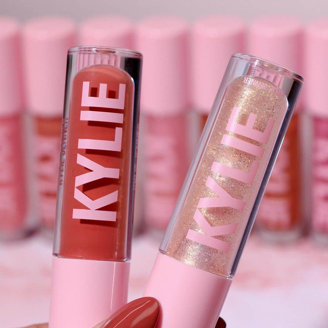 Kylie Cosmeticsさんのインスタグラム写真 - (Kylie CosmeticsInstagram)「HIGH GLOSS 💋 ultra-glossy, luminous gloss that glides on the lips smoothly with shea butter leaving lips radiant and moisturized ✨ shop now on KylieCosmetics.com」2月16日 11時55分 - kyliecosmetics