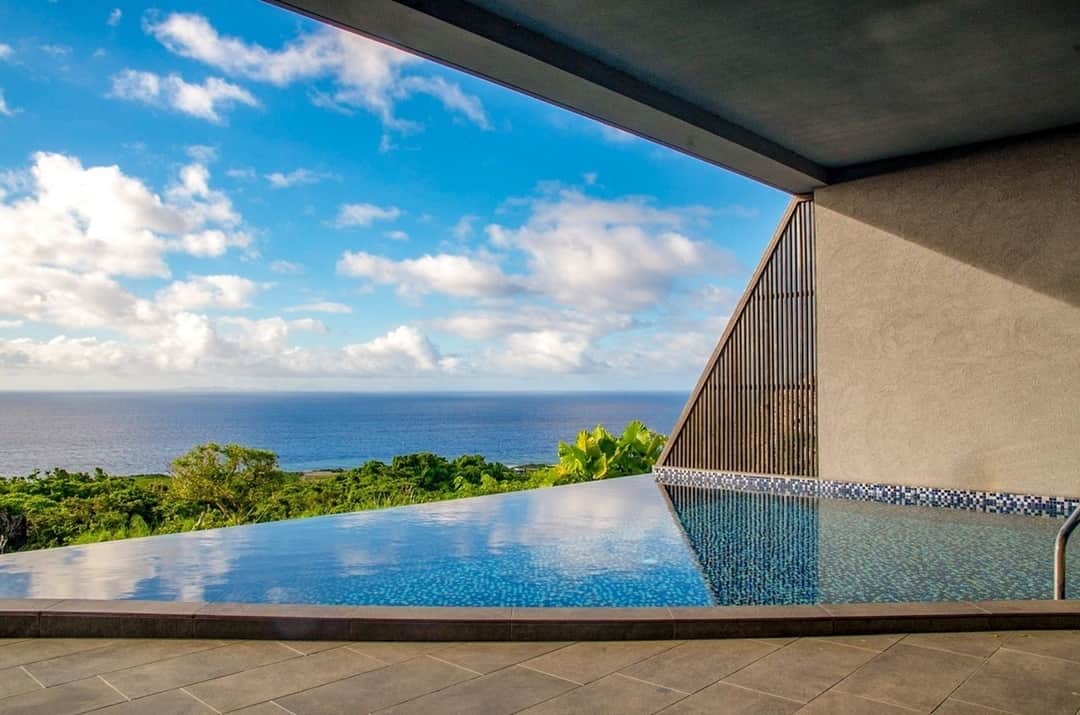 のインスタグラム：「📍Hanalee Villa Kouri . 古宇利の離れにある、1日3組限定のプール付きプライベートヴィラ。 愛の島「古宇利島」での癒しのひと時をお過ごしください。 . #HanaleeVillaKouri#沖縄県#okinawa#ホテル#unknownjapan #japantravel #ig_japan #instatravelgram #instatravelling #japanesehotels #traveljapan #japantravelphoto」