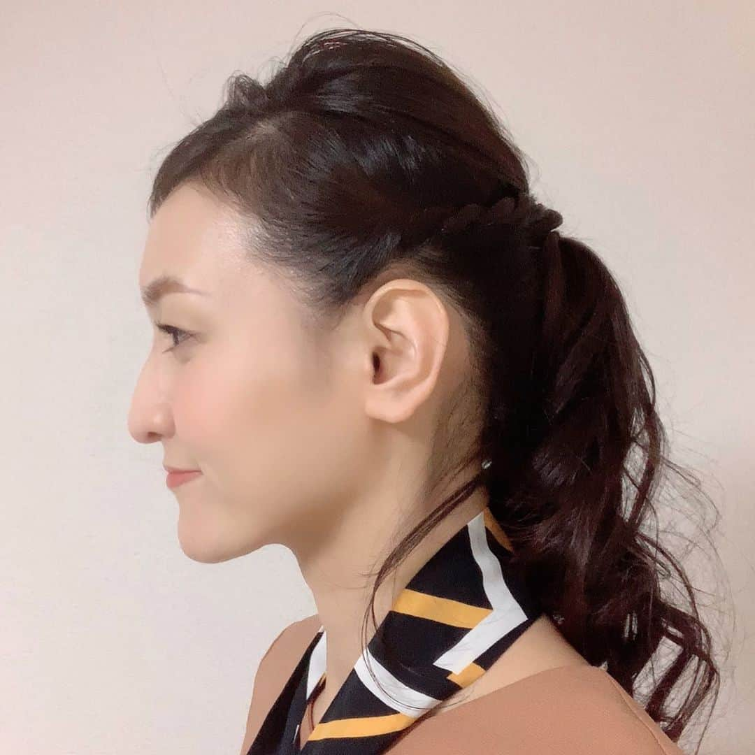 瑞羽奏都（水谷美月）さんのインスタグラム写真 - (瑞羽奏都（水谷美月）Instagram)「昨日の『BOAT RACE TIME』の髪型です✨﻿ 綺麗目系に仕上げて下さるヘアメイクさん🎶 ﻿ ここ最近、肌の調子がかなり良くなくて…うまーーく隠して下さいまして…感謝😭オススメスキンケア、何かある方教えて下さーーい😂  今回はアップヘアアレンジでした😊﻿ コテで毛先全体的にウェーブをつけてから、トップ部分を避けて、残りを一つにくくり、次にサイドを残して上の部分も結び、絶妙な具合で上の部分を緩めていました。 その後、彩度を編み込んのようなねじり編み込みのよう感じで編んでまして、それを結目のところを隠すようにうまい具合に合流。 最後に再びトップのあたりの緩めて微調整してました。 このヘアメイクさんは、片方が曲がったUピンを駆使して髪型を良く作って下さいますね。 ﻿ 今日はどうかなぁ🎶﻿ ﻿ #水谷美月 #瑞羽奏都 ﻿ #ボートレース #ボートレースタイム ﻿ #boatrace #boatracetime ﻿ #jlc #レジャーチャンネル ﻿#スカパー #cs﻿ #ヘアアレンジ﻿」2月16日 12時06分 - mizuki.m_mizuha