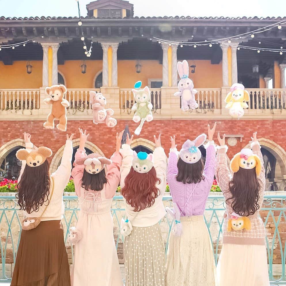 のインスタグラム：「ㅤ ㅤ #あやかなめぐやぎぽん の ダフフレバウンドも あと1回で1周だ〜🧸💭♥️ ㅤ ㅤ ㅤ ㅤ 🐻🚢 @a_yaka77 🐻🎀 @yagichan0819 🐱🎨 @mgmilk___ 🐰💜 @kalnnas2 🐶🍪 @___peterpanda_honey_ ㅤ 🐏📸 @hirokipecora ㅤ ㅤ カメラマンは安定のひろきさん📷💫 ㅤ ㅤ ㅤ ㅤ みんなぬいぐるみ投げるの どんどん上手くなってる気がする🥰 ㅤ ㅤ ㅤ ㅤ ㅤ ㅤ ㅤㅤ #kana_disney ㅤㅤㅤㅤㅤ #kana_disneybound ㅤㅤㅤㅤ ㅤ ㅤㅤㅤ ㅤㅤㅤㅤㅤㅤㅤㅤㅤㅤㅤㅤㅤ #東京ディズニーシー #ディズニーシー #東京ディズニーリゾート #ダッフィー #シェリーメイ #ジェラトー二 #ステラルー #クッキー #ダッフィーフレンズ #イヤーハット #イヤハ #ディズニーコーデ #ディズニーバウンド #ステラルーバウンド #tokyodisneysea #tds #tokyodisneyresort #tdr #duffy #shelliemay #gelatoni #stellalou #cookieann #duffyfriends #disneybound #stellaloubound」