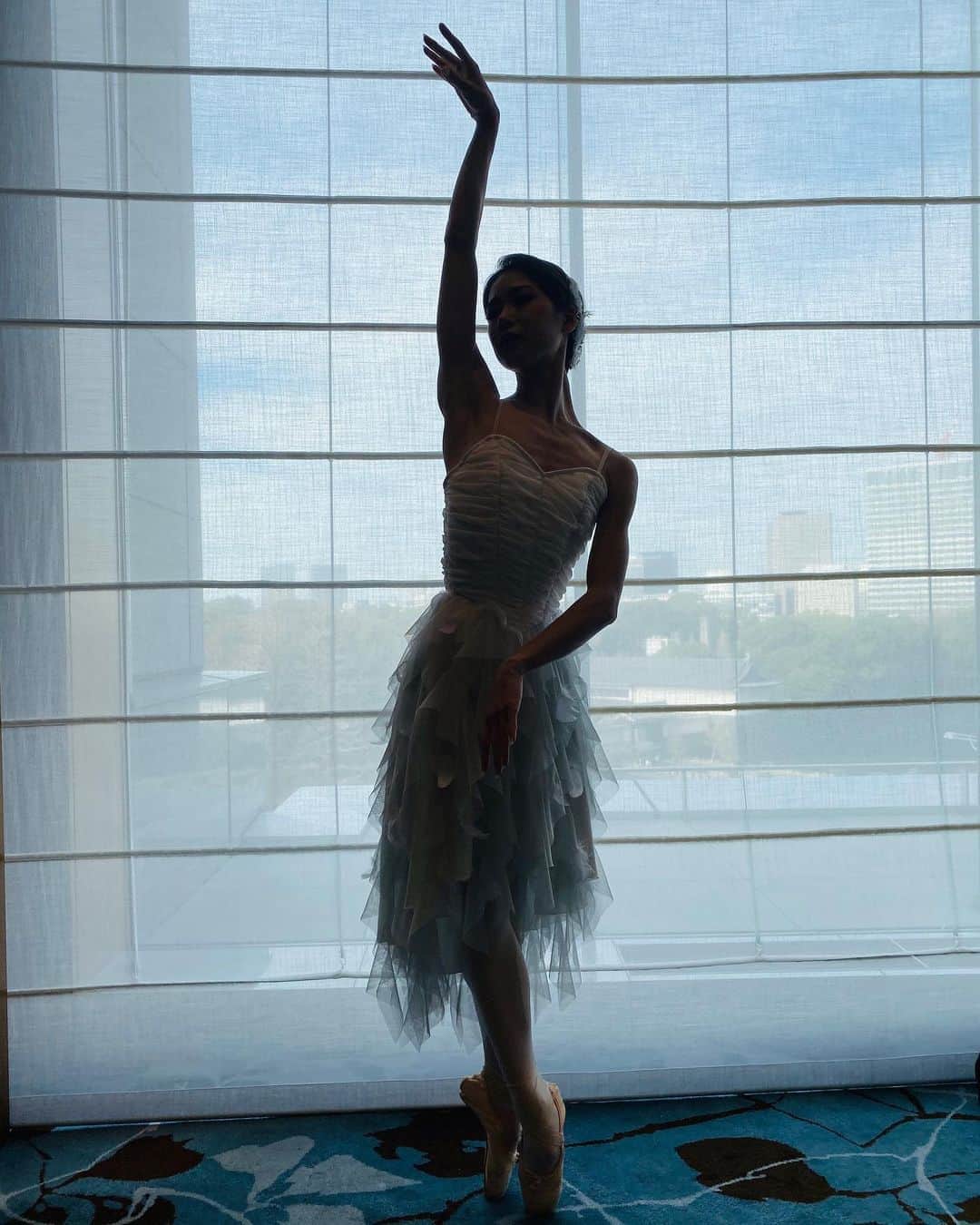 中村祥子のインスタグラム：「Kバレエファンクラブイベントにて 瀕死の白鳥を踊らせて頂きました😊 3分間のドラマをどう表現するのか… まだまだ知らぬ未知の世界といった感じで、かたちにはなったとしても気持ちが踊りへと繋がっていくにはまだまだ程遠い…また踊り続けるべく出会った作品でした。 パレスホテルでのパーティイベントだったので、 衣装を　@chacott_jp さんがデザインし作って下さいました✨✨今回のイベントにあった素敵な衣装でした☺️ ファンクラブイベントに来て下さった 皆さまとも最後に少しお話ししながらお別れしましたが、それぞれの想いや気持ちを伝えて下さり、セリフのないバレエからこんなにも様々な気持ちが伝わっていたのだと嬉しく、感動しました✨☺️ #palacehoteltokyo #event #kバレエ#素敵なプレゼントありがとうございます #thankyou #for #presents🎁」