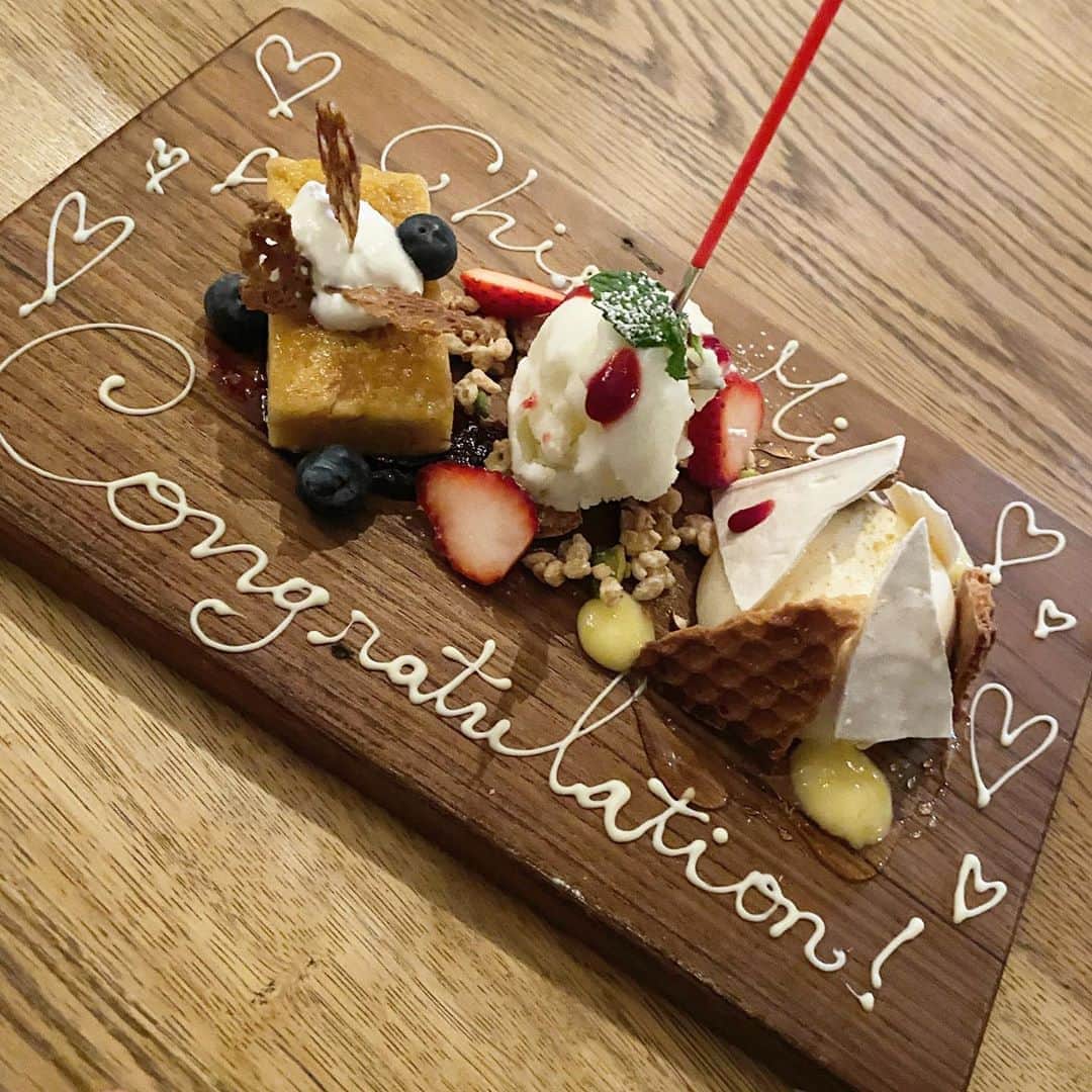 近藤千尋のインスタグラム：「昨日は友達とまったり休日☺️💕 お誕生日と出産お祝いしてもらいました🙇‍♀️ いつもありがとうな2人😭 またお泊まり会しようね。笑💖🏠 @tsubasa_by_dlaw.lapilie  @risadlaw___ #誰よりも先にろうそくを消す娘」