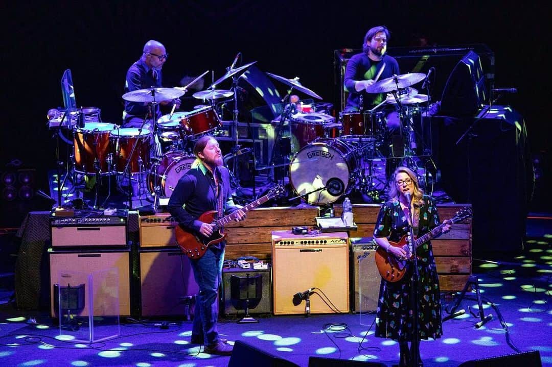 テデスキ・トラックス・バンドのインスタグラム：「Night two at the Warner Theatre starts with Derek in the clear, playing “Amazing Grace” for Kofi before leading the band into a powerful “Let Me Get By.” 📷: @mlowephoto」