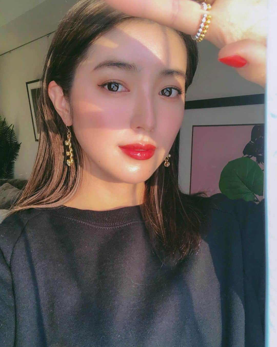 大口智恵美さんのインスタグラム写真 - (大口智恵美Instagram)「展示会でオーダーしていた新しいピアスをつけてみました❤︎ スウェットスタイルにキラキラピアス😘 今日はお散歩するよ〜🚶‍♀️ ちょっとお天気悪いけど🌧 ・ ピアスは　@lilasmillesime_official のもの❤︎ #hello #love #sunday #instagood」2月16日 12時36分 - chemiiiii