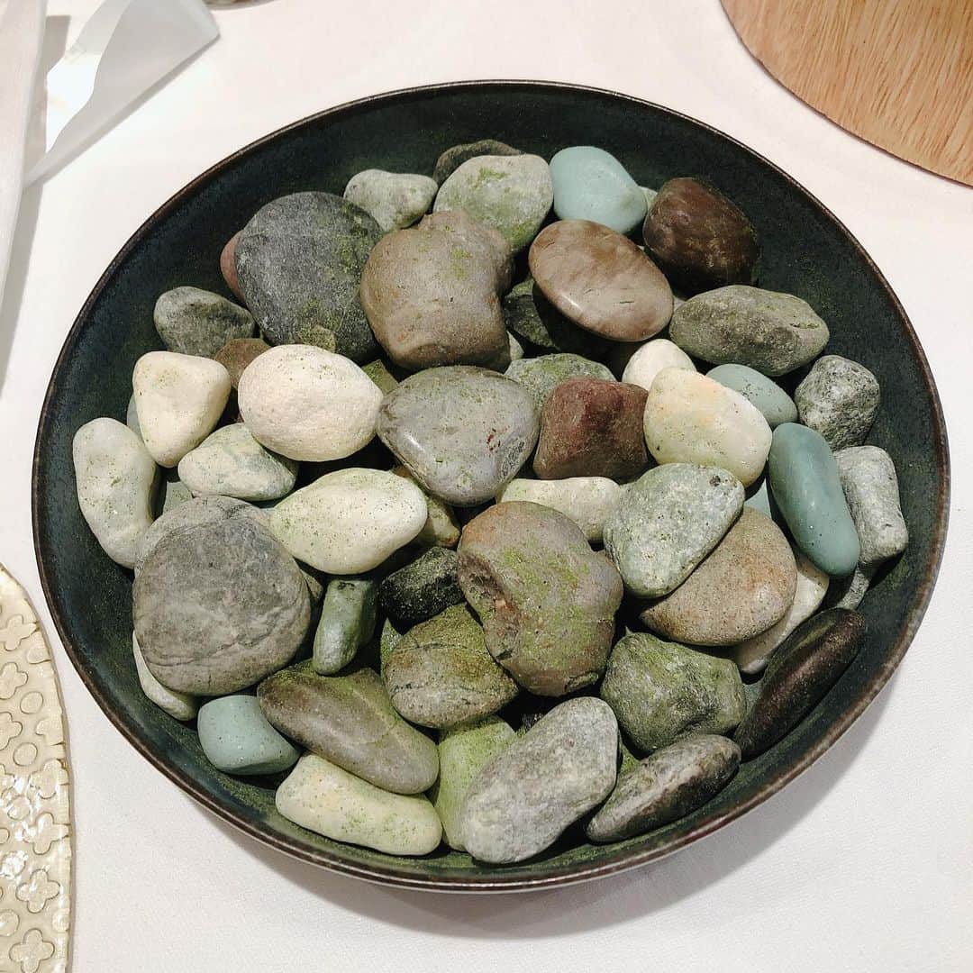 田中美里のインスタグラム：「先日いただいたフレンチの前菜。 一枚目 石の中に2つだけ食べられるパンが隠れてます。 2枚目 葉っぱの中にも2枚だけ食べられる葉っぱが隠れてます。 わかりますか？  答えは 3.4.5枚目で、、。 石はふわふわのパン 葉っぱはスナックのようなサクサクな食感でした。  面白かった！  #フレンチ #食べられる石 #食べられる葉っぱ #ルカンケ  #白金台 #遊び心」