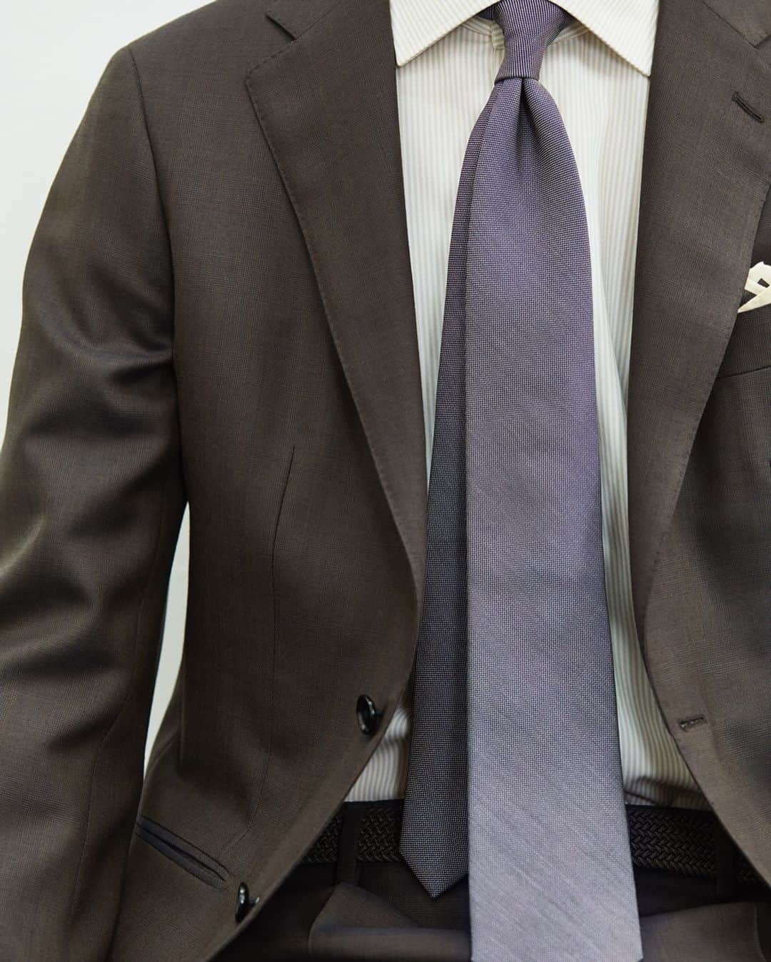 UNITED ARROWS さんのインスタグラム写真 - (UNITED ARROWS Instagram)「ネイビーでもグレーでもない、ブルーグレーのシャークスキン生地。ブラウンとネイビーの糸を交織した、はっきり見えないグレンプレイド。いま新鮮に感じている曖昧であやふやな色の生地。尾州でつくりこみました。肩の丸みと着心地の軽さを追求したSモデルのスーツにのせて、ちょっと明るめの色をコーディネート。 #UnitedArrows #DressStyle #suit #Smodel #UnitedArrowsMen  ーUA STORE ACCOUNTー MEN： @unitedarrows_men_store WOMEN : @unitedarrows_women_store」2月16日 12時48分 - unitedarrows_official