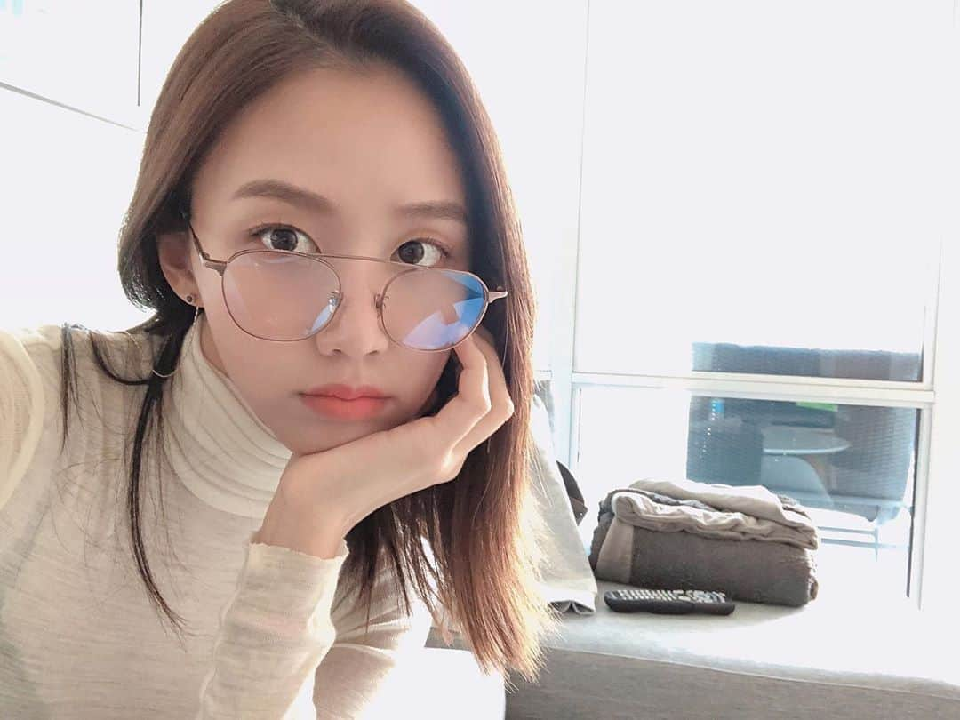 コ・ソンヒさんのインスタグラム写真 - (コ・ソンヒInstagram)「#소연이안경 아니고 내 안경🤓 우와 눈 온다☃️🤍」2月16日 12時42分 - krnangel621