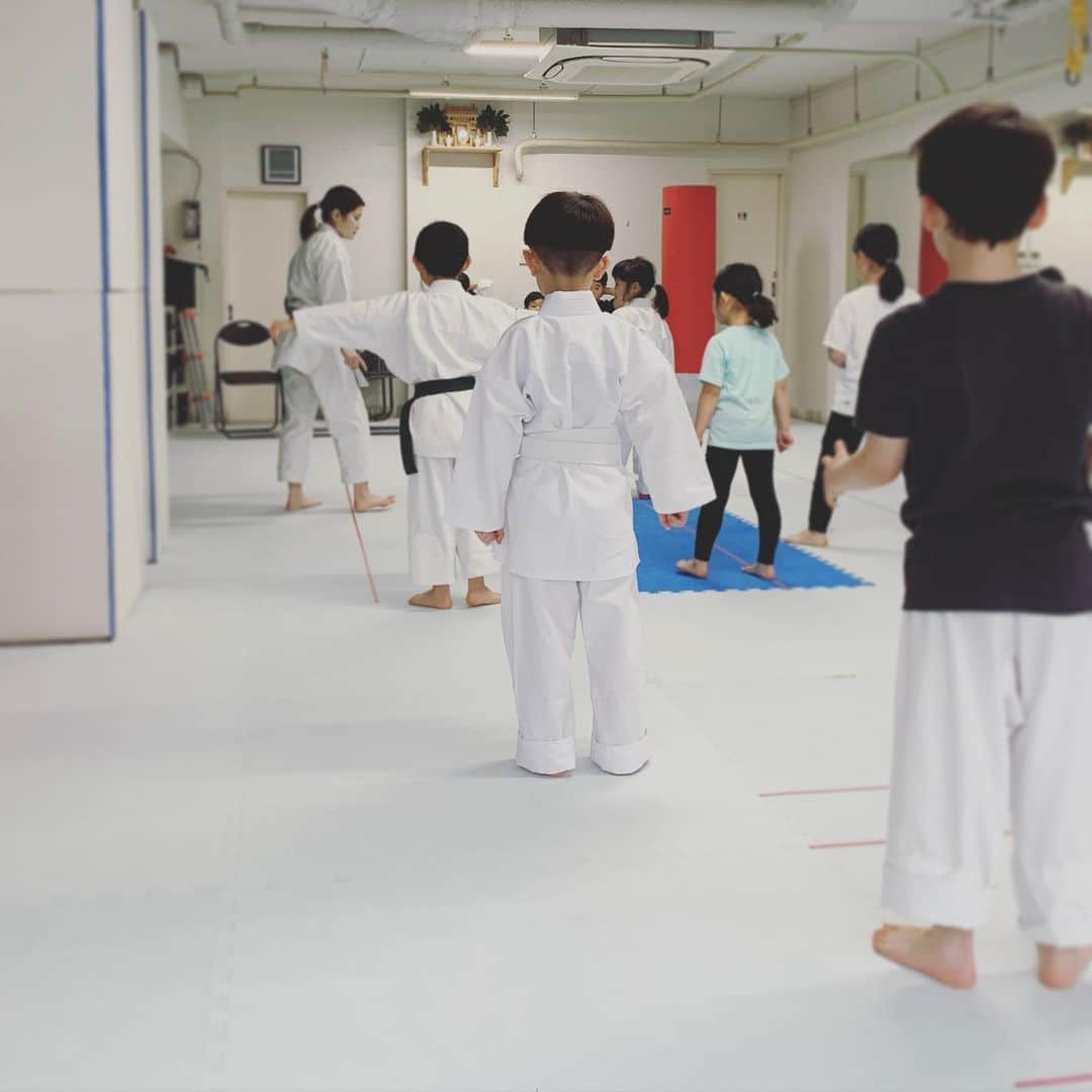 高見まなみのインスタグラム：「空手はじめました🥋  男の子が生まれたら、空手やらせたいな〜と思っていて、 息子もやりたがっていて、 やっと！  強く、たくましく、優しく✨」