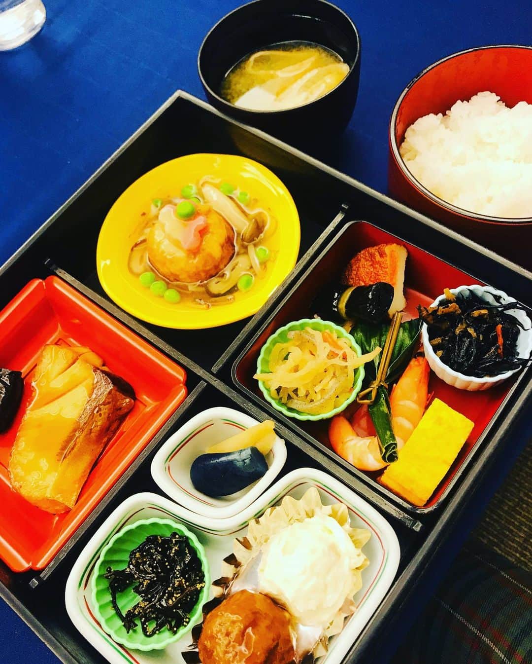 美川憲二さんのインスタグラム写真 - (美川憲二Instagram)「今日の会場入りして、ただいま、リハーサル終わりでお弁当タイムよ〜🍱😋🍴💕💕💕💕💕 #ロイヤルパインズホテル浦和  #今日のお仕事会場 #お弁当タイム #美川憲一 #美川憲二 #ものまね」2月16日 12時57分 - mikawakenji