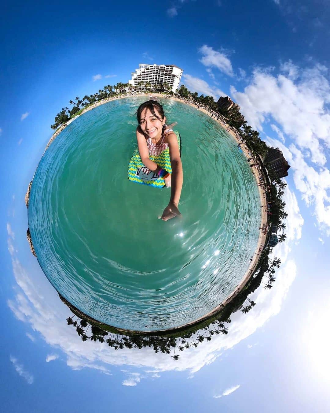 のインスタグラム：「﻿ ホテル目の前のビーチにて🌊　﻿ ﻿ ボディーボードは無料で借りられます💮﻿ ﻿ 湾の形状上、﻿ ほとんど波はないので、ボディーボードというよりはビート版？☺﻿ ﻿ 小さい子も安心して遊べますね！﻿ ﻿ ﻿ #アウラニディズニー#sponsored ﻿﻿ #コオリナ#アロハストリート﻿﻿ #ハワイ#AulaniResort#Aulani﻿﻿ #hawai#リゾート#リゾートホテル#海好きな人と繋がりたい#ボディーボード#マリンスポーツ#海好きな人と繋がりたい﻿ #旅したくなるフォト #travelstagram  #lynn_trip #旅 #travelme #travel #trip #traveler #トラベラー ﻿﻿ #旅好きな人と繋がりたい﻿﻿ #travelholics#旅スタグラム#海外旅行﻿﻿ #goprojp#GoProのある生活#360度カメラ#リトルプラネット」