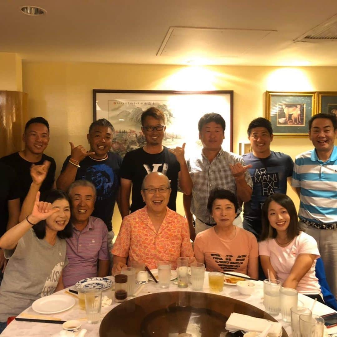 星野英正のインスタグラム：「Hawaii合宿で毎年恒例になった、 アイリスオーヤマの大山会長との食事会‼️ 毎年お世話になってる青島賢吾君の両親宅でのバーベキュー🤣👍 、 ずっと焼き係だけど😭 、 そして息抜きにココヘッドへ🌋 、 何年か前は楽に登ったのに😰 今回はかなり息切れ何度途中で帰ろうと考えた事か😰 若手にはどんどん離され行くし👣 しんどかったー🥶 、 、 、 #ハワイ#アイリスオーヤマ#BBQ #ココヘッド#青島賢吾#大山健太郎会長#北川祐生#鬼塚貴理#アマチュアゴルファー#女子アマチュアゴルファー#学生アマチュアゴルファー#」