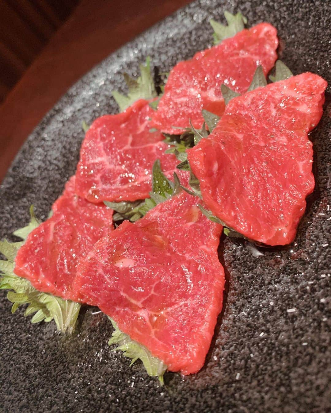 Yuriyaさんのインスタグラム写真 - (YuriyaInstagram)「退院してからすぐに美味しい焼肉が食べたすぎて、ひでこと肉だらけさんへ🍖✨ 私は焼肉とお寿司がだーいすきなのだ❣️ てかまじでまじでまじで食べ物から飲み物からデザートから全部が美味しくって、感動していた笑 私らここのメニュー全部食べれるかもの勢いで😂 ここお肉なんでこんな美味しいんだろ？わかんないけどとにかくオススメ焼肉やさんになりました❣️ 一回ハマるとずっとそこにいく性格🐶 またすぐいこーっと☀️ @yakiniku_nikudarake 😊🍖 #肉だらけ #西麻布 #yakiniku #焼肉」2月16日 13時08分 - yuriya_michelle