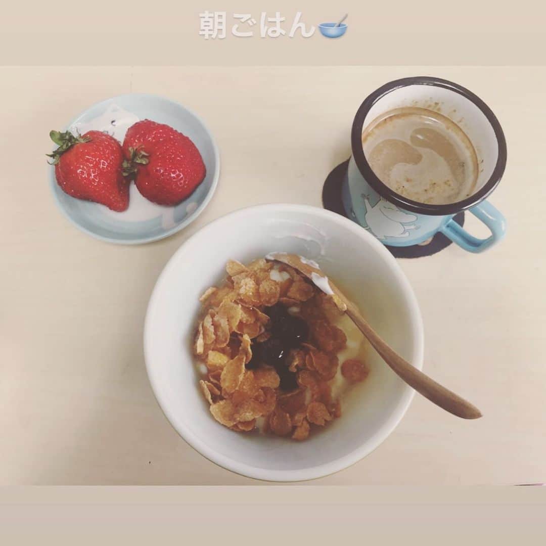 R!Nのインスタグラム：「ヨーグルトにブルーベリーとコーンフレーク。 スーパーで一目惚れしたあまおう。 気分満載の朝ごはん  #breakfast #朝ごはん #あまおう #いちご #🍓」