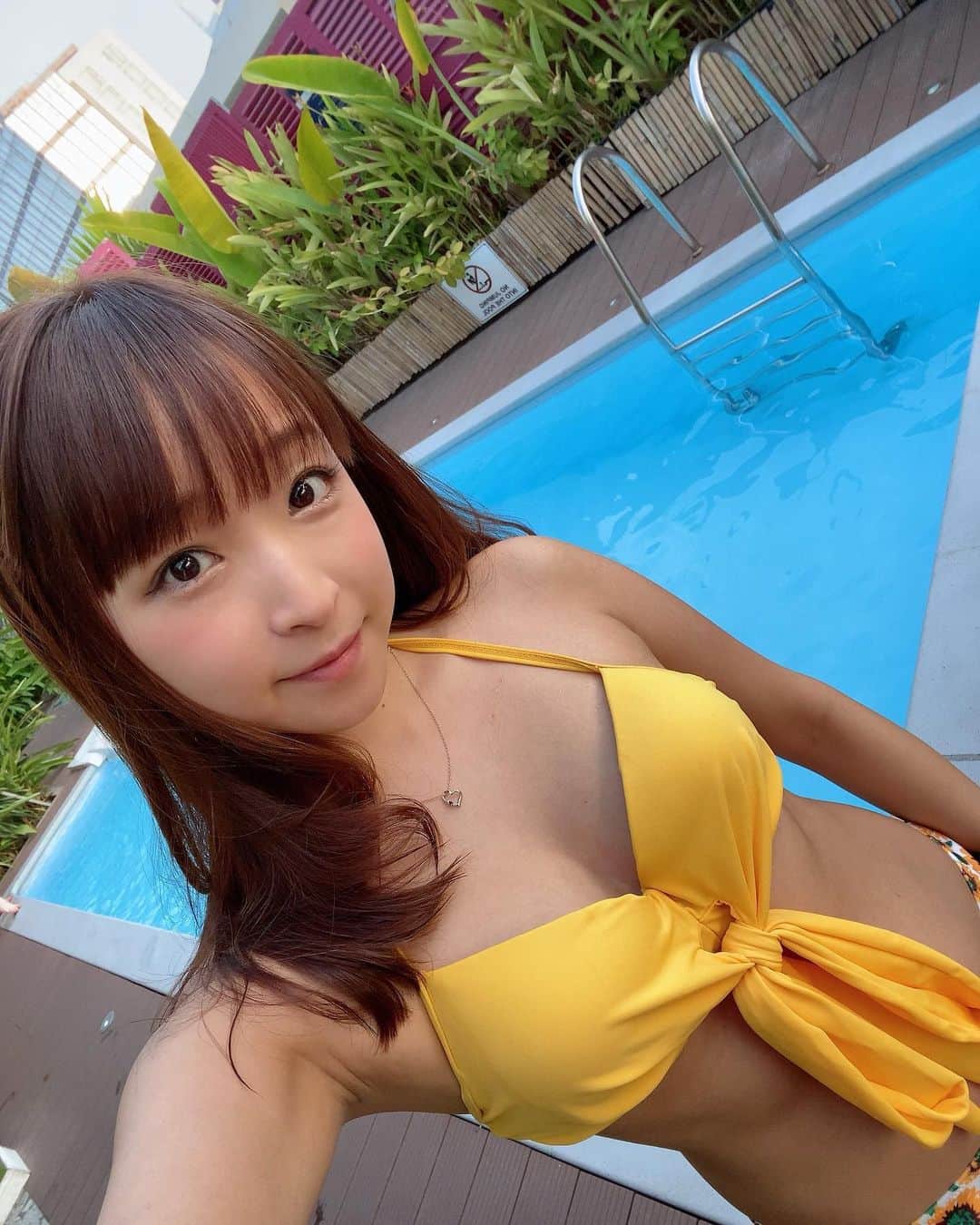 くぼたみかのインスタグラム：「#ベトナム　#ホーチミン滞在記 今回泊まったのはPro Style Hotel✨観光地から比較的近くて、何よりルーフトップのプールバーが決め手になりました🏊‍♂️内装もインテリアもすごく可愛くて、朝食バイキングは正直期待してなかったけどめっちゃいろんな国の料理があって大満足🥳しかも一泊約8000円とかなりお得🥺プールはほぼ毎日入りました😘入口には大人な雰囲気のバーもあって素敵だった〜❣️🍹 #vietnam #HoChiMinh #travel #旅行　#ホーチミン」