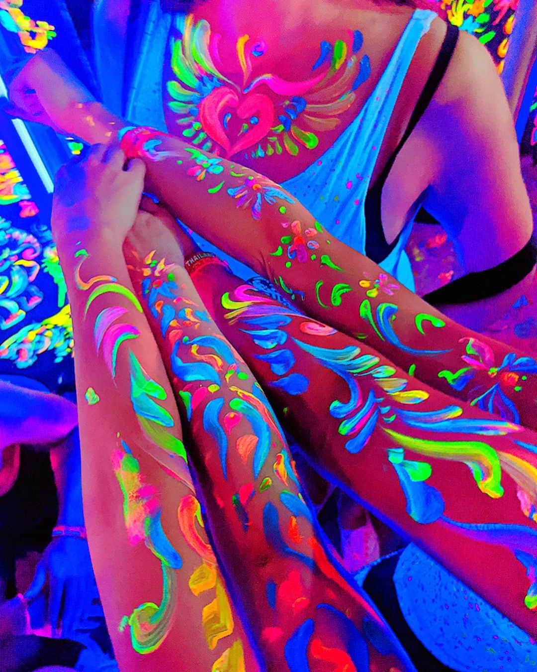 百合華さんのインスタグラム写真 - (百合華Instagram)「Full moon party 🌕🎶💕 ﻿ ﻿ Neon color body paint and matching braided twin hair with friends 🥰🥰🥰🥰🥰 ﻿ ﻿ #thailand ﻿ #タイ﻿ #kohphangan  #パンガン島 #常夏﻿ #リゾート﻿ #resort ﻿ #fullmoon ﻿ #フルムーン﻿ #fullmoonparty ﻿ #フルムーンパーティー﻿ #bodypeinting ﻿ #bodypeint ﻿ #ボディーペイント﻿ #neon ﻿ #ネオンカラー﻿ #blacklight ﻿ #braids ﻿ #braidshair ﻿ #編み込み﻿ #編み込みツイン﻿ #お揃い﻿ #trip﻿ #tripgram ﻿ #travel ﻿ #travelgram﻿」2月16日 13時22分 - yurika.lovelily