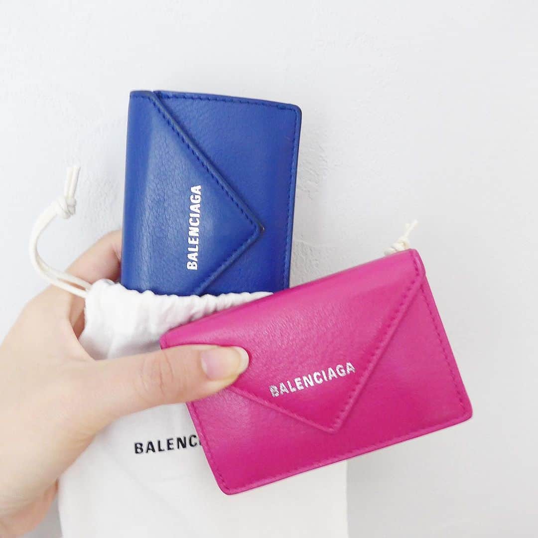 RECLOのインスタグラム：「先日もご紹介したバレンシアガのミニ財布👛💙 ピンクとブルーで彼とお揃いにしてもいいですね。 #fashion #fashionista #ootd #like4likes #instagood #instalike #instalove #ファッション #お洒落さんと繋がりたい #今日のコーディネート #お買い物 #戦利品 #balenciaga #バレンシアガ #ミニ財布」