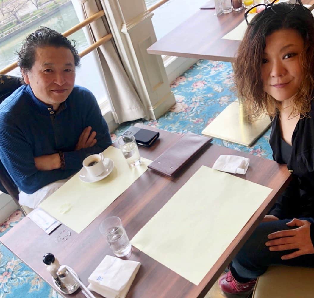 のインスタグラム：「飯田監督、ウェルカム大阪♡  お仕事で大阪へ来られてる中、  久しぶりにお会い出来て楽しい時間でした😊  美味しいランチ御馳走なりました❣️ . もっといっぱい話していたかったなぁ〜笑  楽しい良い時間でした♬  ロストマン ロンリーハートの単行本の出版、映像化楽しみにしてます😊  ウチもアルバム制作がんばるぞ〜💪 . #Tammy #Tammyyanen #photo #シンガーソングライター #唄 #ギター #singer #songwriter #guitar #artist  #solo #music #song #blues #rock #ロック #恩学 #音楽 #想い #art #live #love #life #ランチ #lunch #steak #美味しかった #楽しかった #ごちそうさまでした #飯田譲治」