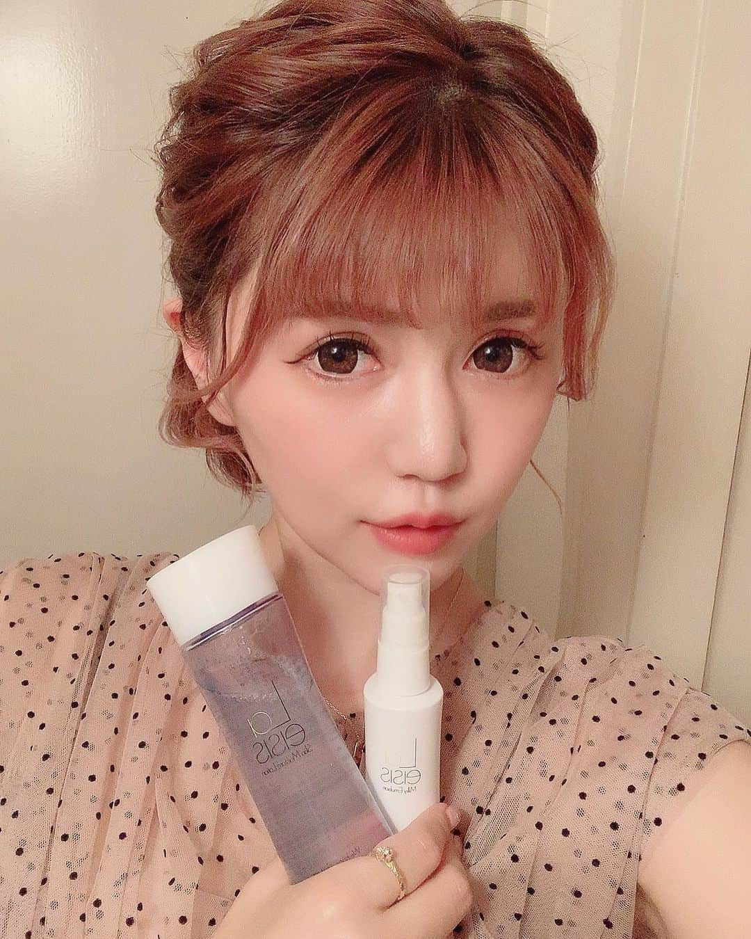 河西里音さんのインスタグラム写真 - (河西里音Instagram)「最近愛用中の スキンケアアイテム♡♡ #Laeisis 冬になると特に 乾燥する肌に悩んでて💦 繰り返しできるニキビにも ウンザリしてた所、、、 “保湿力に優れてて 肌がモチモチになるよ♪” の妹のアドバイスに試しに使ってみたら 肌の調子がすこぶる良くなったから みんなにも紹介するネ🙌✨✨✨ ♡ まずつけ心地が最高~~~♡ つけた瞬間✨ 良い香りに包まれながら ぐんぐん肌に浸透してってるのが 分かるくらいのふっくら感✨ 内側から保湿されるような みずみずしさ😍✨ ベタつきとかも全然ないの♡♡ 私はニキビ跡とかも気にしてたから 抗炎症成分が入ってるのも 嬉しかったかな♪♪ だいぶ薄くなったもん♡ 乳液も保湿力高めで ベタつきも全然ないし 伸びも良いから少量でも しっかり包んでくれる感じが さいくぅです😚👍💖 ♡ 夏に結構焼けちゃって🥺 落ち込んでたんだけど 最近また“肌白くて綺麗だね✨” なぁんて言われるようになって めっちゃニヤニヤしてます♡♡ やっぱお肌の土台は基本だし ここが崩れちゃうと どんなに可愛いメイクしても テンションは半減しちゃう。。 お肌が綺麗なだけで テンションもモチベも上がるので ホント女子も単純な生き物だなぁ🥴 って思いますwww 熱く語っちゃったけど 久々にヒットアイテムだったから みんなにも共有したかったんだ😘👐🧡 #美は一日にしてならず #スキンケア #スキンモイスチャーローション #ミルキーエマルジョン #グリセリルグルコシド #メラニンの抑制 #シミ対策 #はり弾力アップ #美肌 #美白 #美と健康」2月16日 13時30分 - rion_kasai