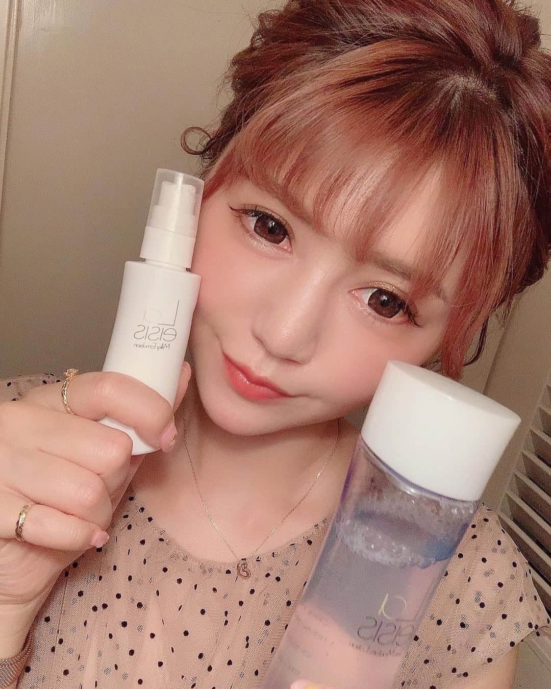 河西里音さんのインスタグラム写真 - (河西里音Instagram)「最近愛用中の スキンケアアイテム♡♡ #Laeisis 冬になると特に 乾燥する肌に悩んでて💦 繰り返しできるニキビにも ウンザリしてた所、、、 “保湿力に優れてて 肌がモチモチになるよ♪” の妹のアドバイスに試しに使ってみたら 肌の調子がすこぶる良くなったから みんなにも紹介するネ🙌✨✨✨ ♡ まずつけ心地が最高~~~♡ つけた瞬間✨ 良い香りに包まれながら ぐんぐん肌に浸透してってるのが 分かるくらいのふっくら感✨ 内側から保湿されるような みずみずしさ😍✨ ベタつきとかも全然ないの♡♡ 私はニキビ跡とかも気にしてたから 抗炎症成分が入ってるのも 嬉しかったかな♪♪ だいぶ薄くなったもん♡ 乳液も保湿力高めで ベタつきも全然ないし 伸びも良いから少量でも しっかり包んでくれる感じが さいくぅです😚👍💖 ♡ 夏に結構焼けちゃって🥺 落ち込んでたんだけど 最近また“肌白くて綺麗だね✨” なぁんて言われるようになって めっちゃニヤニヤしてます♡♡ やっぱお肌の土台は基本だし ここが崩れちゃうと どんなに可愛いメイクしても テンションは半減しちゃう。。 お肌が綺麗なだけで テンションもモチベも上がるので ホント女子も単純な生き物だなぁ🥴 って思いますwww 熱く語っちゃったけど 久々にヒットアイテムだったから みんなにも共有したかったんだ😘👐🧡 #美は一日にしてならず #スキンケア #スキンモイスチャーローション #ミルキーエマルジョン #グリセリルグルコシド #メラニンの抑制 #シミ対策 #はり弾力アップ #美肌 #美白 #美と健康」2月16日 13時30分 - rion_kasai