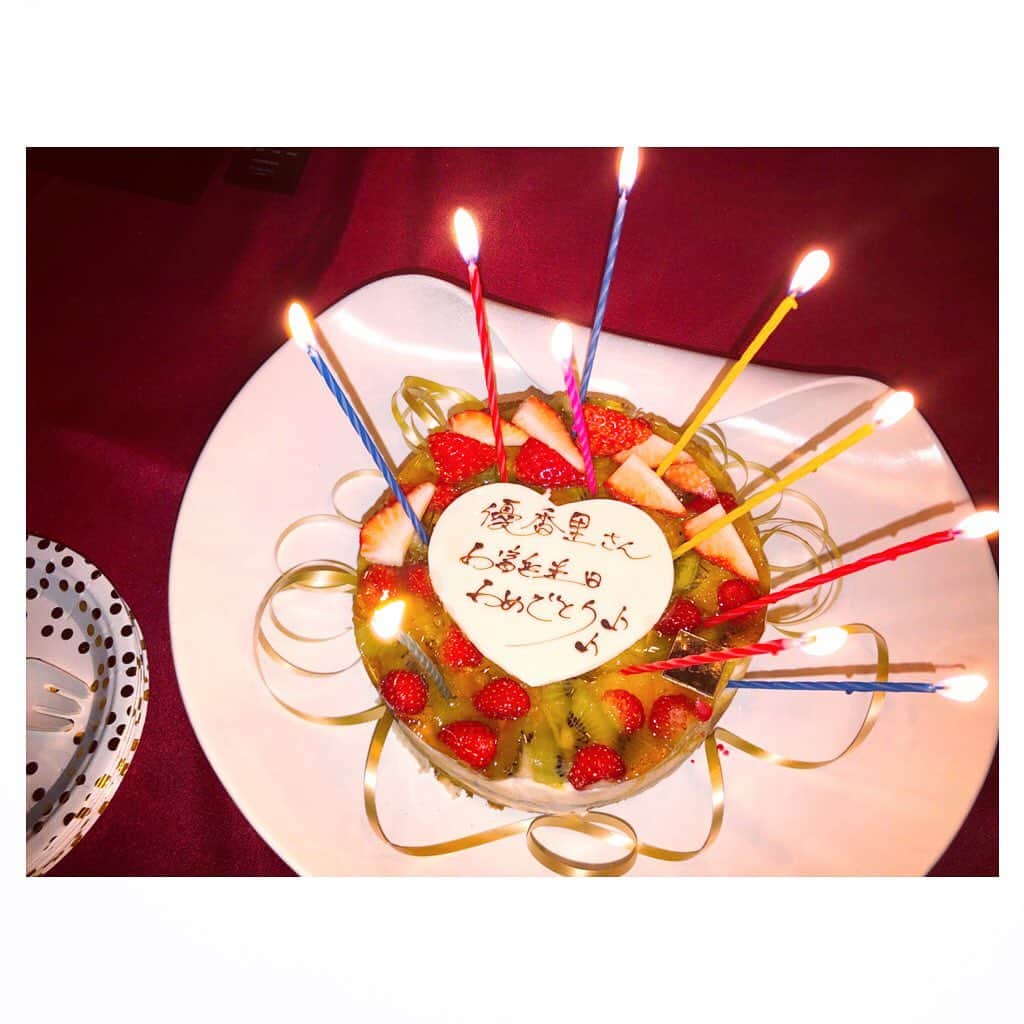 國分優香里のインスタグラム：「✩ 改めまして、誕生日ありがとうございました！ 今年も沢山の方にお祝いして頂きまして、感謝感激です🥺✨ ✩ そして大変遅くなりましたが… ハロウィン、クリスマス、誕生日、バレンタインのお手紙やプレゼント、全て受け取らせて頂きました！ ✩ タイミングを逃し逃しで、ご報告が遅くなり…不安にさせてしまっていたらすみません😭💦 （一気に受け取った訳ではなく、その都度受け取っていますので、賞味期限とかは大丈夫ですからねー！） ✩ もしかしたら画像に載っていないお手紙やプレゼントもあるかもですが、しっかりと手元には届いていますのでご安心下さいね🙇‍♀️ ✩ いつも、沢山のパワーや愛を本当にありがとうございます✨ ✩ …あ！ツナ宛のプレゼントやチョコはツナに渡しておきますからこちらもご安心を👍😁 ✩ ✩ 最近は少し暖かくなってきましたが、寒くて腰が痛くて（ヘルニア持ち）、友達から貰った抱っこ牡蠣を背中とお腹に当てて寝ています😴 牡蠣サンド…（笑） ✩ これ、凄くフワッフワで良いサイズで癒されます♨️ 寝起きの腰も痛くな〜い！ オススメ〜🤤 食いしん坊さも半端ないですが（笑） ✩ ✩ 春はもうすぐそこかな？？ 皆様もまたまだ油断せず、暖かくしてお過ごし下さいね❄️ ✩ ✩ ✩ #誕生日　#お手紙やプレゼント #全てが宝物　#いつも励まされています　#たくさんの愛やパワーをありがとう #抱っこ牡蠣　#牡蠣好き　#出来るなら毎日持ち歩きたい」