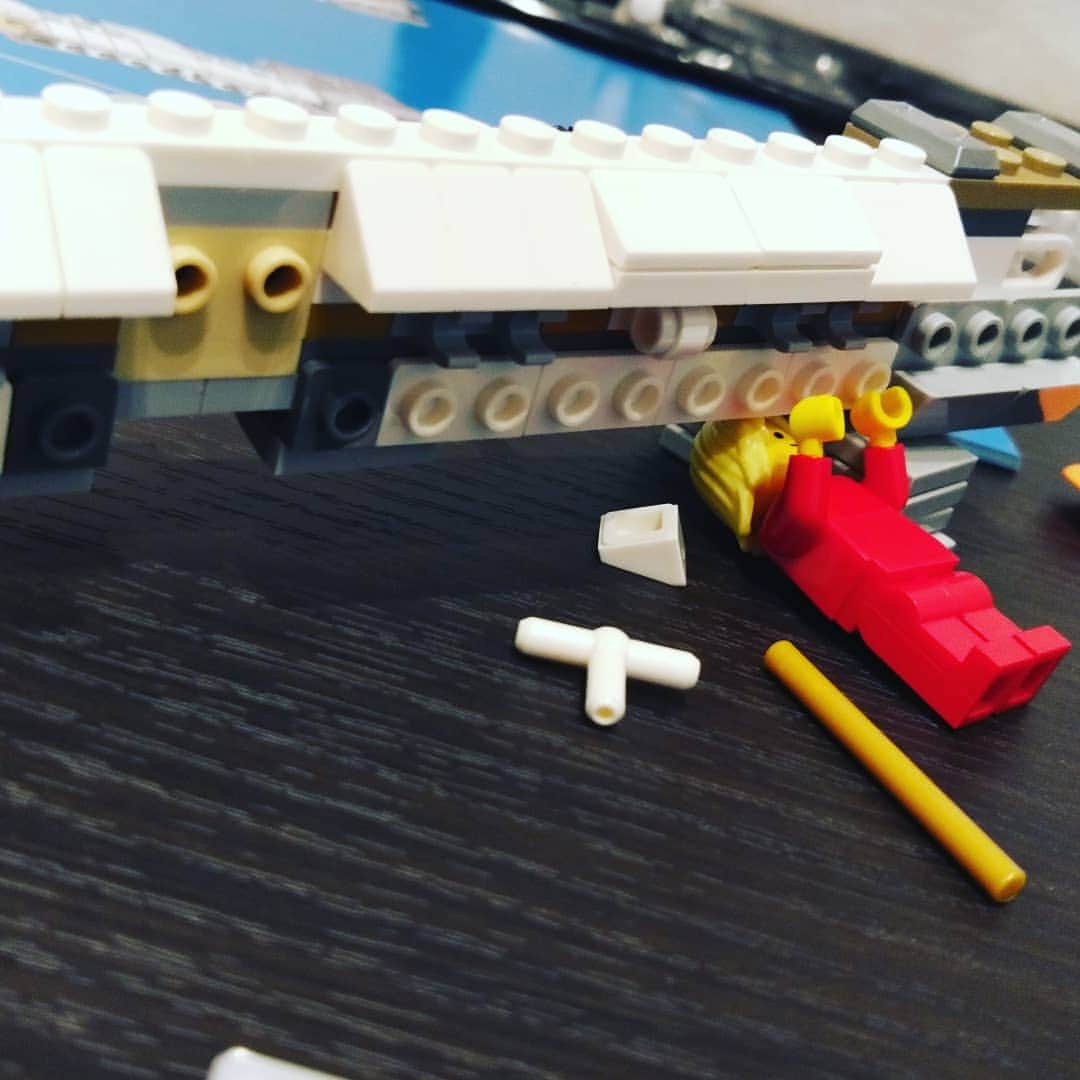 カズレーザーさんのインスタグラム写真 - (カズレーザーInstagram)「一番贅沢な時間の使い方  #ビジネスホテルで #黙々と #LEGOを組み立てる」2月16日 13時39分 - kazlaser