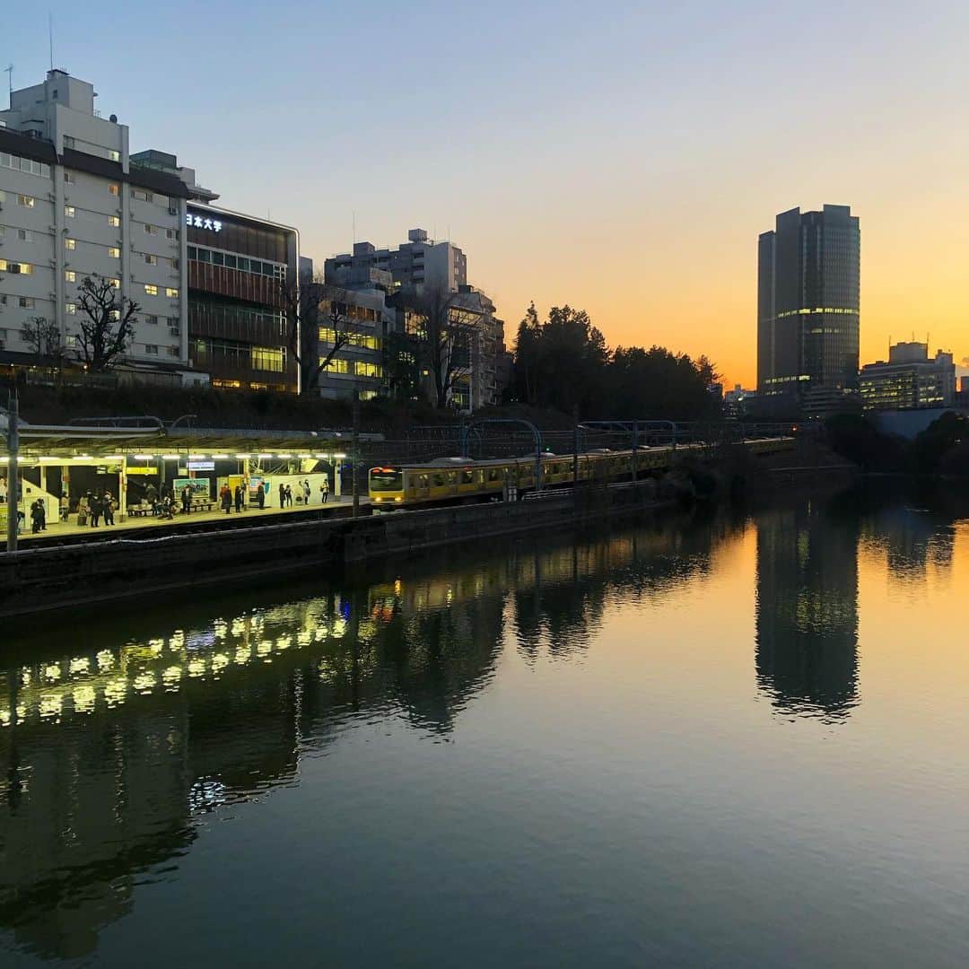 山本千織さんのインスタグラム写真 - (山本千織Instagram)「先週、ジャームッシュの新作ゾンビ映画の試写を観に市ヶ谷へ行った。 市ヶ谷駅に来るといつも東京にいるって何故か思う。たぶんサニーデー的東京なんだと思う。年末のタクシーから見る夜の日比谷から新橋あたり、と並んで二大東京だ。 来世は市ヶ谷駅を使うOLになってみたい。 映画は風刺やオマージュにクスッとさせながらも、パターソンの次にこれを撮ったジャームッシュに一番笑えた。 パターソンの次にパターソンの流れを撮るはず無いよな、と思いながら市ヶ谷の川の流れをぼーっと見た。 #デッドドントダイ」2月16日 13時45分 - chiobenfc