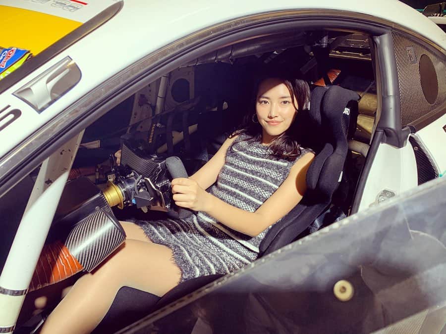 のインスタグラム：「そういえば！！ 昨日RCF GT3のレースカーに座りました😍 そしてドアを持ちました！ とっても軽くてびっくり‼️ 全部カーボンってすごいな〜 ハンドルにいっぱいボタンが付いてるの憧れる！」