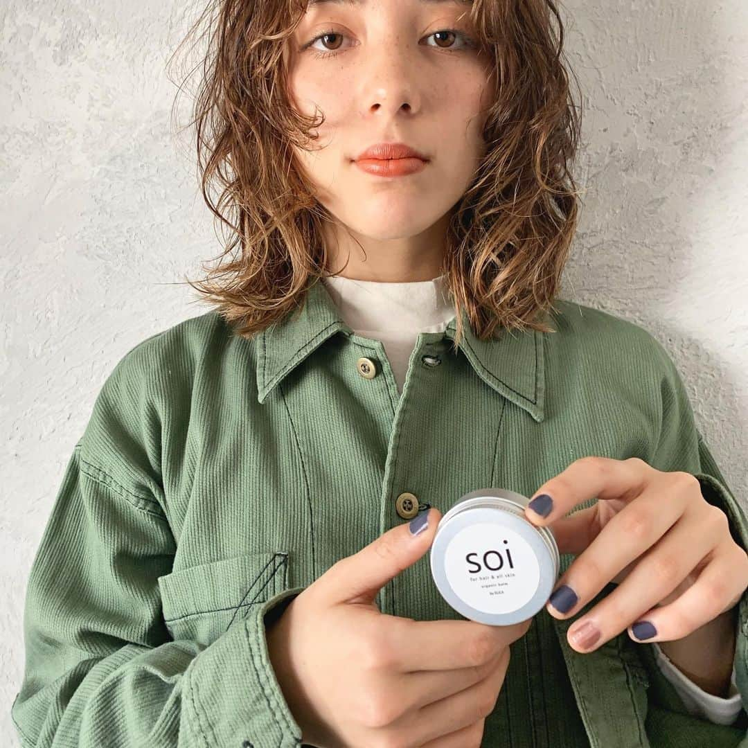 ELICA COLLECTIONさんのインスタグラム写真 - (ELICA COLLECTIONInstagram)「soibalmはパーマスタイル◎です #抜け感 #透明感 #ヘアケア #ヘアバーム  #ショート #シアバター #濡れ感 #soi #elica #ミツロウ #ナチュラルバーム #カジュアル #soioil #soibalm #アットコスメ #ヘアオイル #ヘアーワックス兼ハンドクリーム」2月16日 14時02分 - soi_haircare