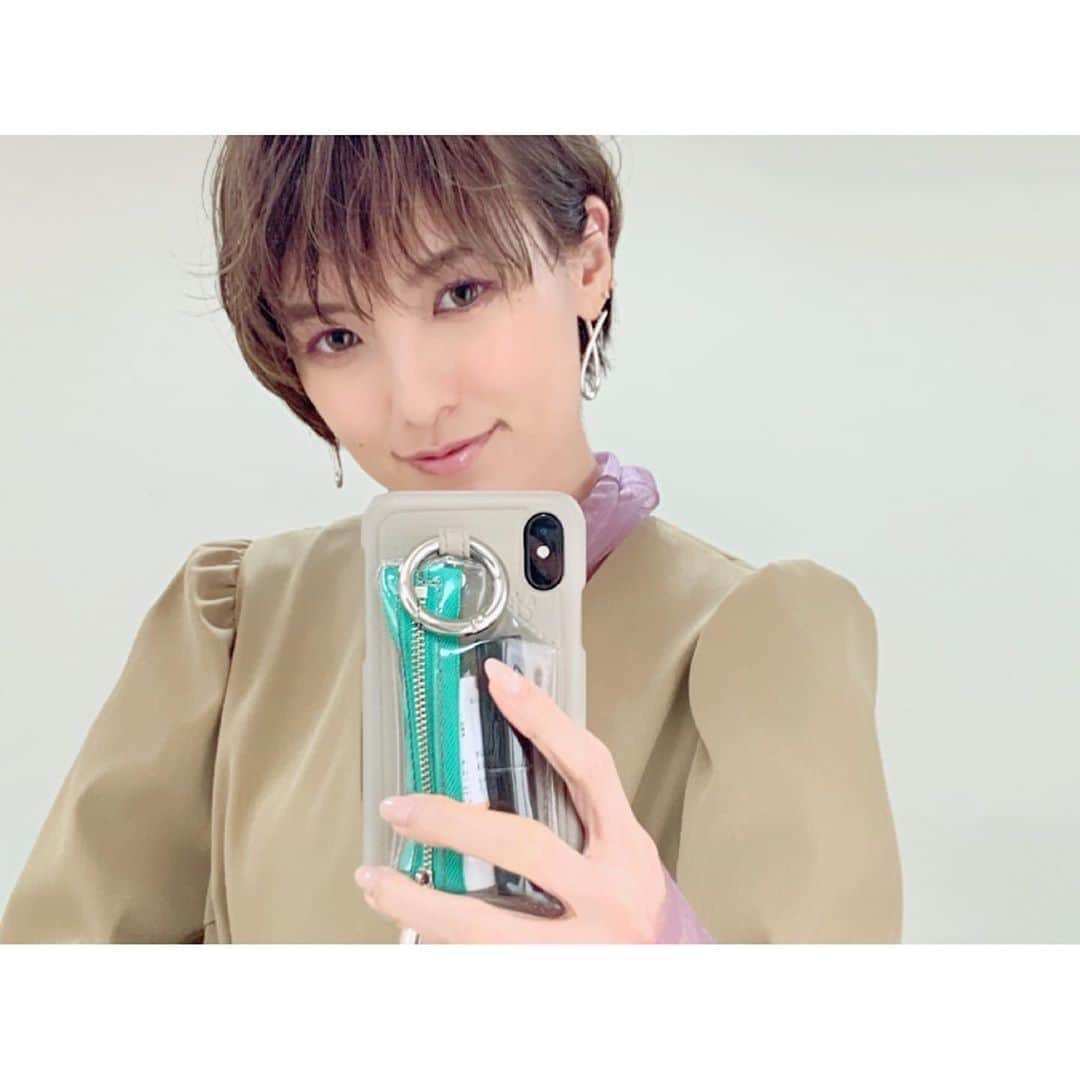 南明奈さんのインスタグラム写真 - (南明奈Instagram)「《モニタリングの時に映ったスマホケース気になりました‼︎》とのコメントがたくさん✨ @ajew_official のだよ😊 小物を入れられるポーチが付いていて、あたしは普通のリップと色付きでSPFの入ってるリップを入れてる💄 ajewのケースオススメだよ🙌🏻 #ajew」2月16日 14時09分 - akinaminami