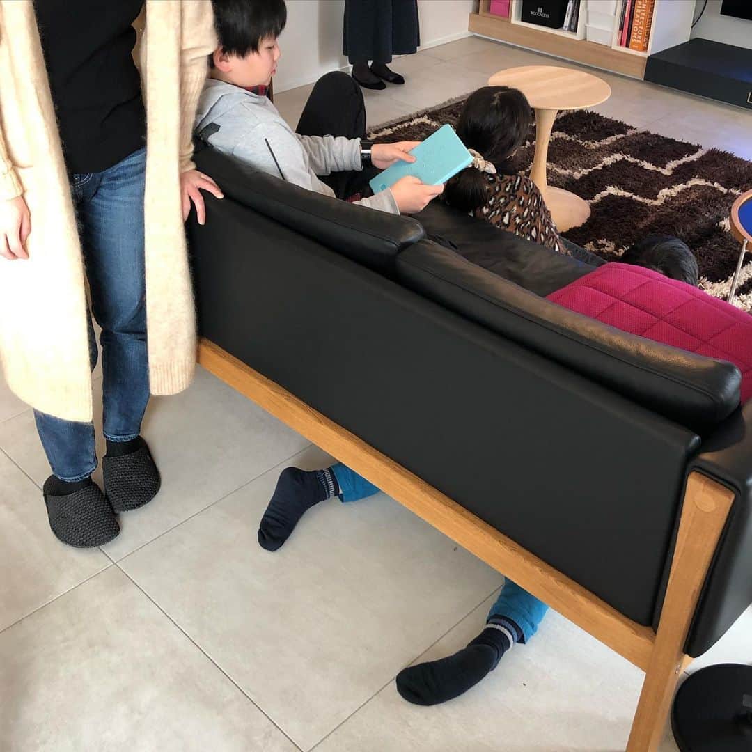 のインスタグラム：「こころモデルハウス、3年間公開予定でしたが、どうしてもと言って下さる M様のご希望で本日ご契約させて頂きました㊗️ 子供さんは、ソファ下に入れるという新たな発見で、お掃除の容易さも再確認する事ができました！ ・ @aitohus_gallery ・ #公開3月中旬まで #こころモデルハウス #アイトフースライフ #アイトリブ #住まいづくり #カールハンセン  #注文住宅 #サスティナブル」