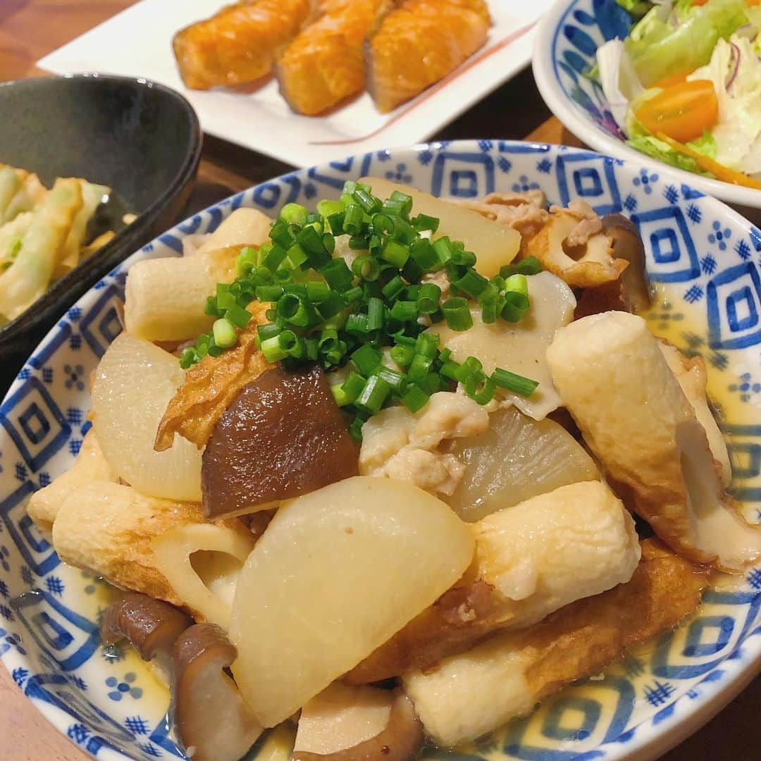 岡部玲子さんのインスタグラム写真 - (岡部玲子Instagram)「本日も低糖質晩ご飯🍚 笠原将弘さんのおでん鍋レシピが気に入っているのですが、娘は卵アレルギーの為、卵を使っていない食材に変えて…結局味付けも自分流の一品に🤣 でも笠原将弘さん流の大根とお肉(本当はベーコン)を先に焼くことで本当に美味しさがぜーんぜん変わる✨ いーっぱいいただいた鮭、今日はシンプルにグリルでふっくらと☺️ 本日もごちそうさまでしたっ🙏✨ 京都記念はカレンブーケドール🏇アタマの３連単💦 共同通信杯はビターエンダー🏇の単勝のみ🤣 資金力がない時の勝負はさらに難しい🤣  #岡部玲子 #子育て　#主婦　#アラフォーママ　#タレント　#レポーター　#40代　#40歳　#ジュニアアスリートフードマイスター #低糖質　#ロカボ　#ヘルシー　#和食　#健康　#おでん鍋　#笠原将弘さん #大好きレシピ　#アナウンサー　#女子アナ　#競馬　#競馬キャスター　#京都記念　#共同通信杯　#mama #talent #reporter #instagood #f4f #lowcarb」2月16日 19時42分 - reiko_okabe