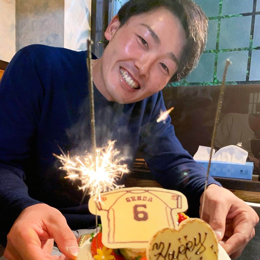 木村文紀のインスタグラム：「Happy Birthday ゲン🎂 先日栗山さんと源とご飯行った時にお祝いしました！ 写真撮る時には花火消えちゃったけど… ２７歳おめでとう㊗️ #源田壮亮#２７歳誕生日#おめでとう」