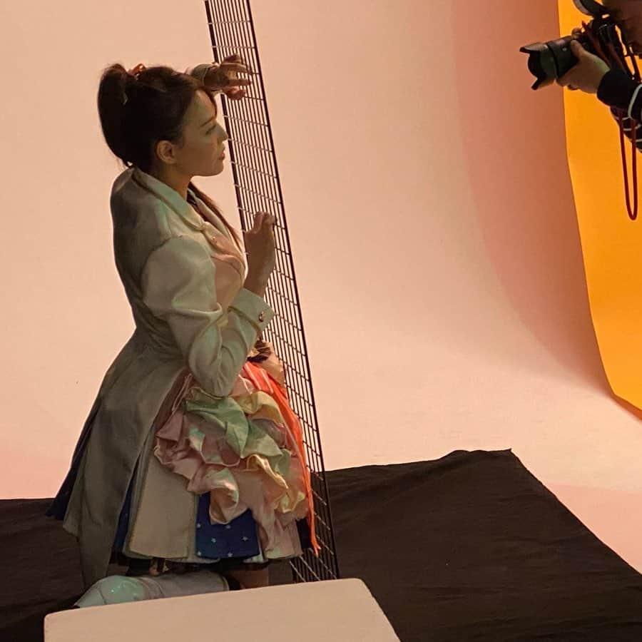 田野アサミさんのインスタグラム写真 - (田野アサミInstagram)「🧡🧟‍♀️📚. 声優アニメディア3月号 皆さんゲットしてくれましたか♡📚！？ 何やら本屋さんで品薄状態の店舗もチラホラだとか、、、 皆さんからのコメントでもそれを実感しています。 まだこれからも増刷してくれます様に👍🏻🧡📕！笑 中ページの網越しの写真は こうやって撮影してるんだよ。笑 可愛いは作れる！ならぬ、かっこいいは作れる！笑 ※本渡楓氏が撮影風景を撮ってくれていた🤳 #zombielandsaga#ゾンビランドサガ#二階堂サキ #田野アサミ#asamitano 夜露死苦ーーーー🧟‍♀️🧡」2月16日 19時47分 - tano_asami