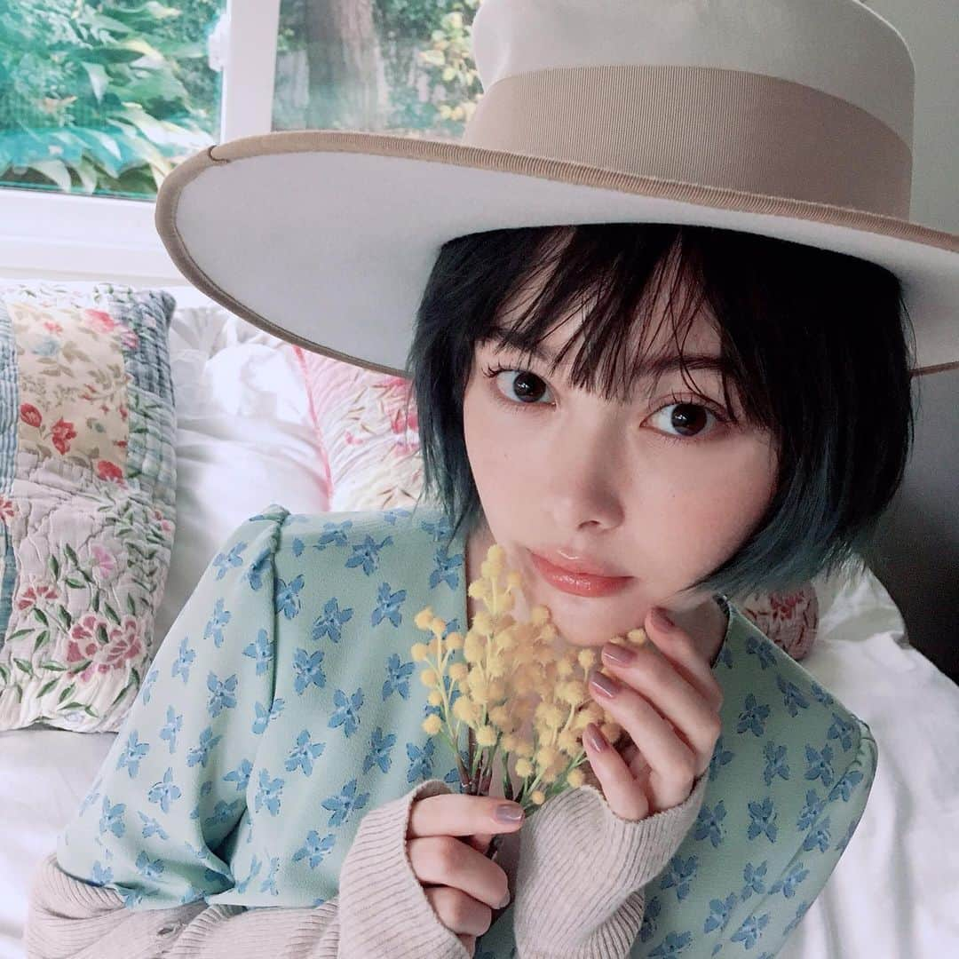 アール編集部さんのインスタグラム写真 - (アール編集部Instagram)「これは夢なのか！？と思うくらい可愛かった玉城ティナちゃんの撮影🥺❤️ “春だけど、アンニュイムード“がテーマだったのですが、図ったかのように雨が降った日⋆̩☂︎*̣̩ ムード鬼盛りなページになったので、ar3月号見てね😘  #夢ならば覚めないで  #と何度思ったか！ #美少女注意報  #玉城ティナ #ar3月号 #ar #春服 #fasinon #モデル #コーデ #可愛い女の子」2月16日 14時20分 - ar_magazine