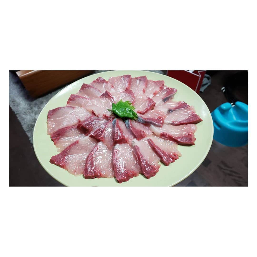 みかんさんのインスタグラム写真 - (みかんInstagram)「鰤🐟鰤🐟鰤🐟 キタァッーーー‼️ 岩村の兄貴からお祝いで宇和島産の鰤を送ってくれました💕 愛媛は鯛も有名だけど鰤も最高なのよ✨ オネェージャーや旦那の友達も呼んで鰤しゃぶパーティー🎉したわ🤤 7kg近くの鰤は流石に捌くのは大変だったけど、頑張って捌いたわよ🔪 出刃包丁を初めて購入しようかと思ったわ💦 当分は鰤の照り焼き、鰤大根、鰤の天ぷら、鰤料理が続きそう(笑) 岩村の兄貴ありがとう😊 いいおっぱいが出るわ🤱💕 #鰤 #宇和島産 #宇和島の鰤が一番好き #岩村敬士 #鰤しゃぶ #頑張って捌いた #腕疲れた #当分、鰤三昧」2月16日 14時20分 - mikan02241984