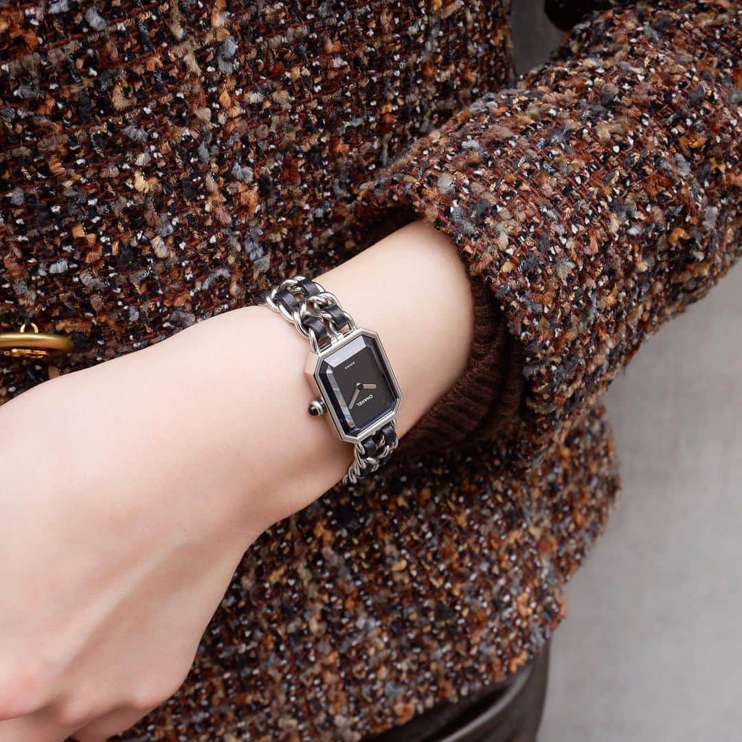 Vintage Brand Boutique AMOREさんのインスタグラム写真 - (Vintage Brand Boutique AMOREInstagram)「Vintage Chanel Premiere wrist watch. Size S. ▶︎Free Shipping Worldwide✈️ ≫≫≫ DM for more information 📩 info@amorevintagetokyo.com #AMOREvintage #AMORETOKYO #tokyo #Omotesando #Aoyama #harajuku #vintage #vintageshop #ヴィンテージ #ヴィンテージショップ #アモーレ #アモーレトーキョー #表参道 #青山 #原宿#東京 #chanel #chanelvintage #vintagechanel #ヴィンテージ #シャネル #ヴィンテージシャネル」2月16日 14時30分 - amore_tokyo