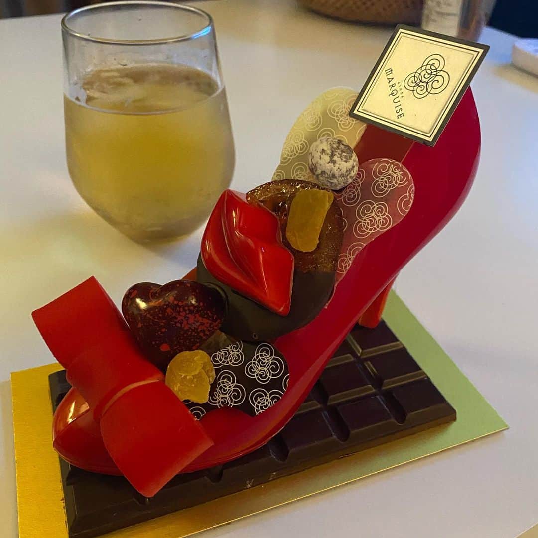 宮本美季のインスタグラム：「バレンタイン、皆さんからのsweetsに癒されてます。勿体無くて食べられない(笑) この寿司とうどんのケーキは脳ミソが混乱しそう🤣🤣 #バレンタイン #感謝 #ユニーク」