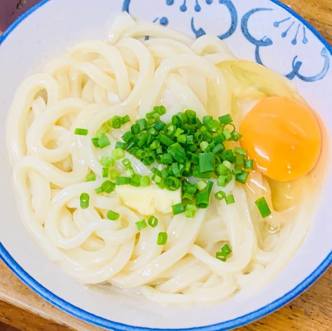 善し のインスタグラム：「香川県三木で中川家の剛さんにおうどん連れて行ってもらいました。  釜玉バター。  本気のやつです。  麺がまぶしいです。  コシが強すぎるというわけでもなくいい感じです。あと、安いです。大（二玉）360円。  製麺所なんですけど、うどんも提供してます。  ただ、名前が「多田製麺所」  別にええねんけど、、、」