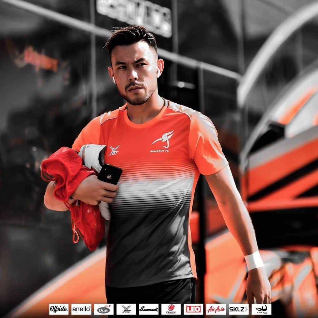 ヴィンセント・ケインのインスタグラム：「Game face! Ready to go!  Season starts today 💪😠 #bangkokfc #kv11 #gameday1 #susu #gameface #gogetit」